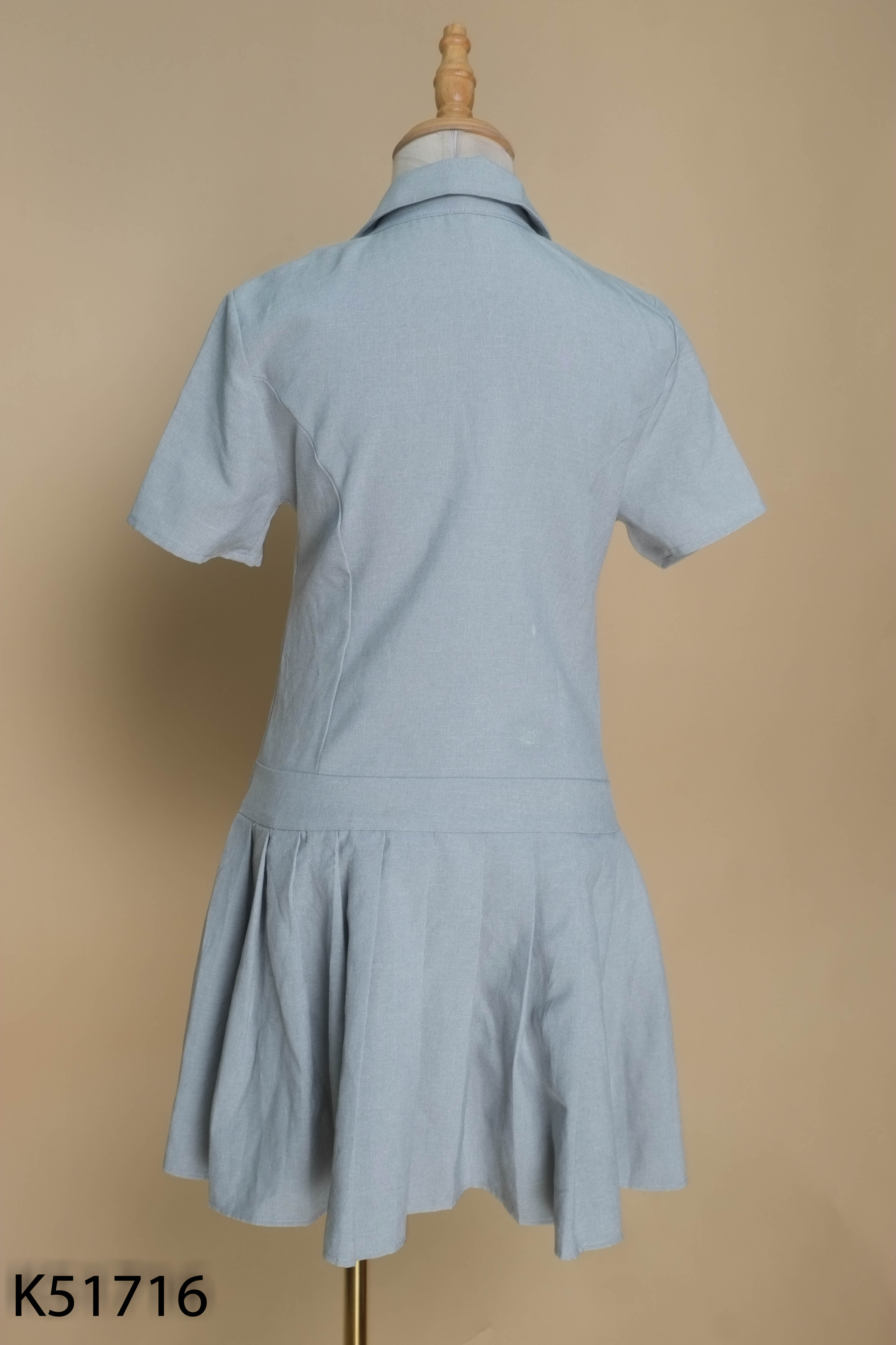 Váy xanh cổ vest phối xếp li