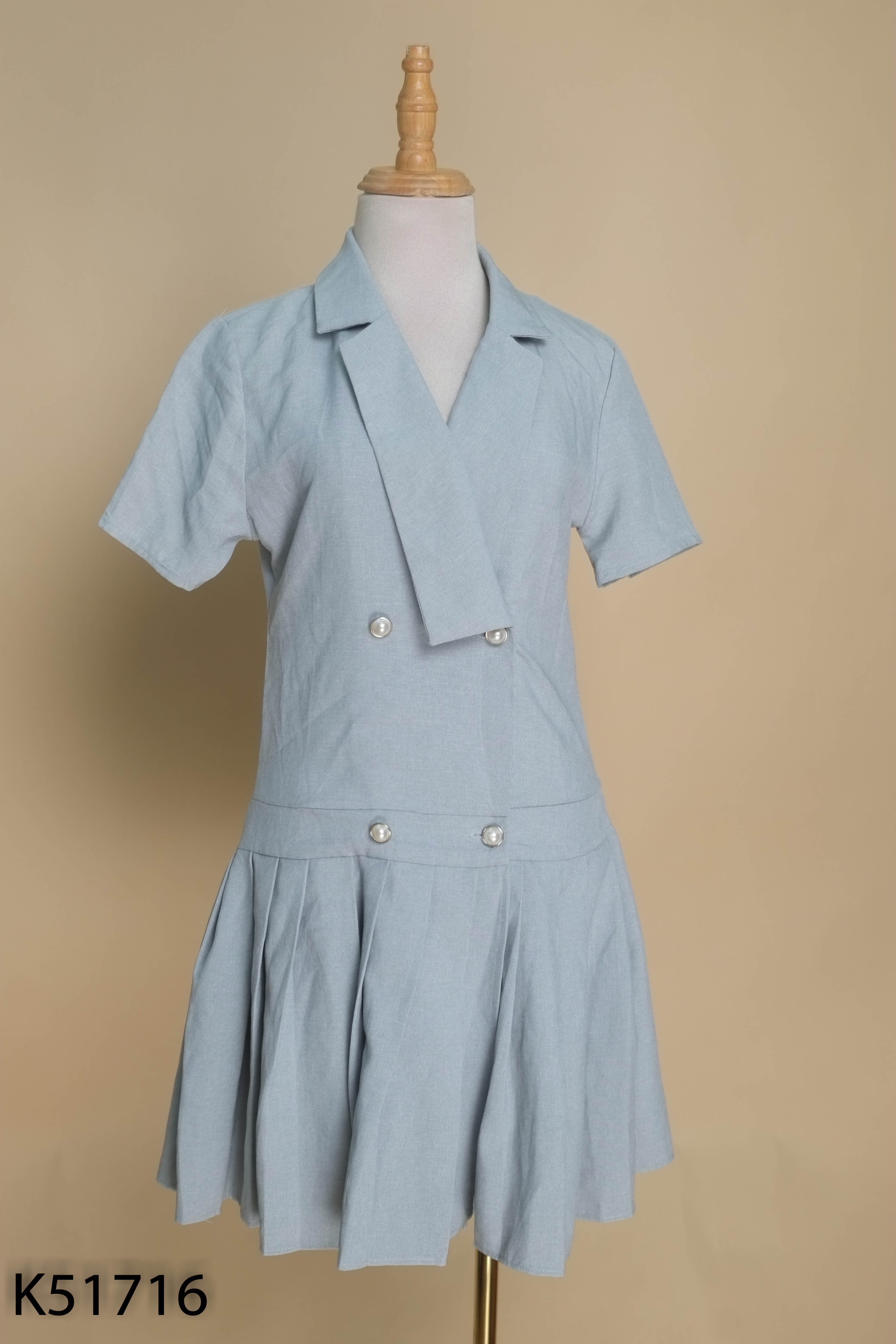 Váy xanh cổ vest phối xếp li