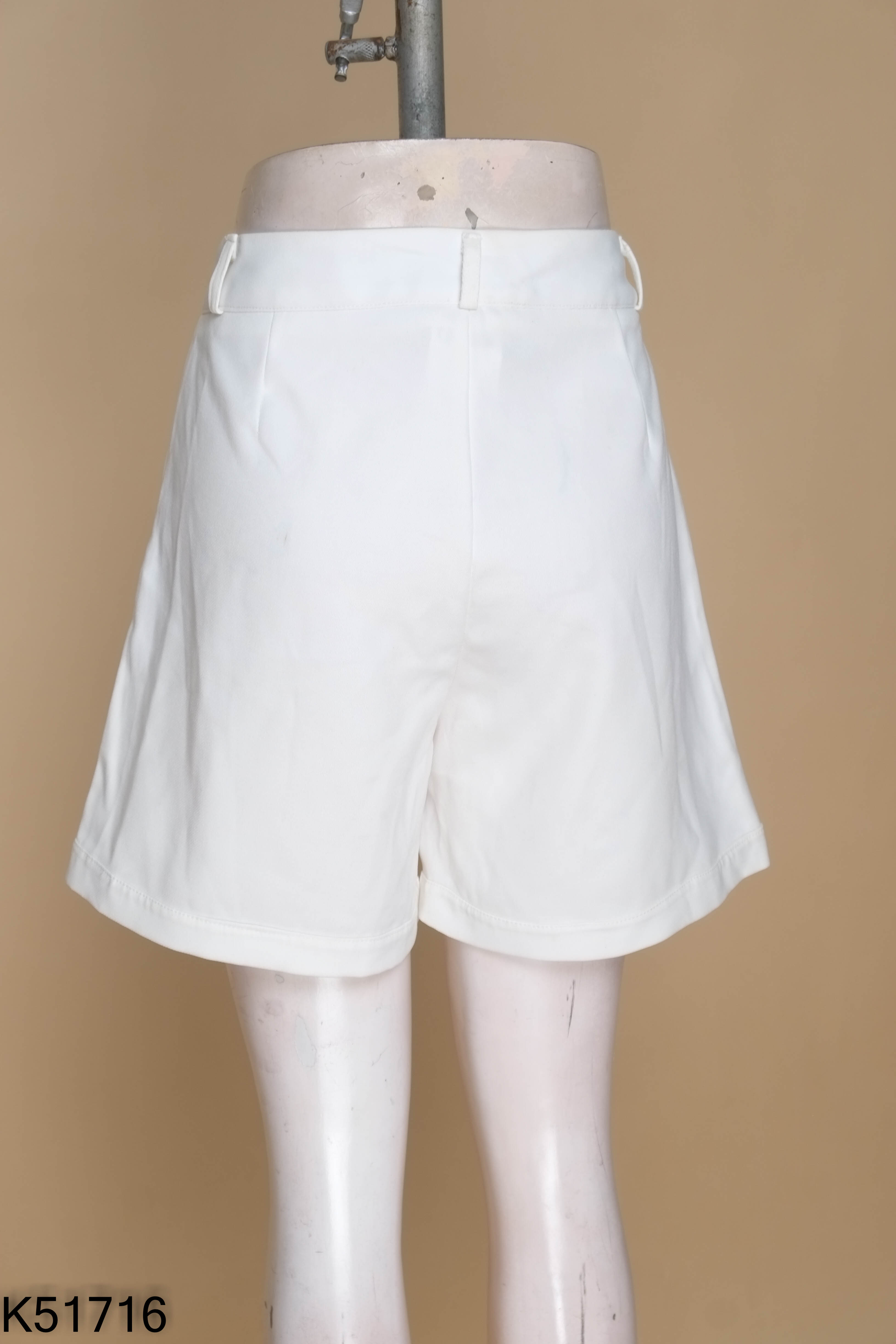 Quần shorts trắng