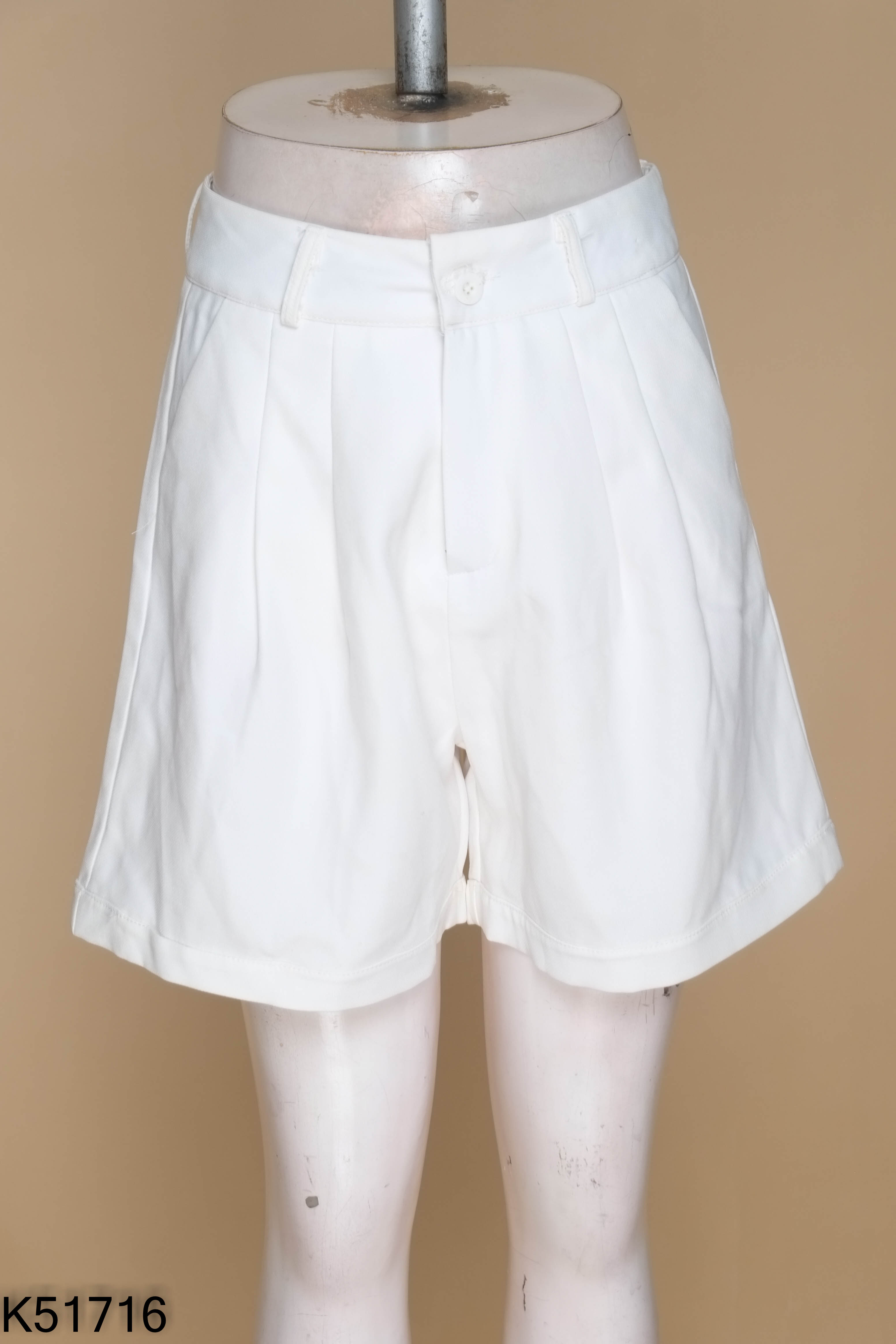 Quần shorts trắng