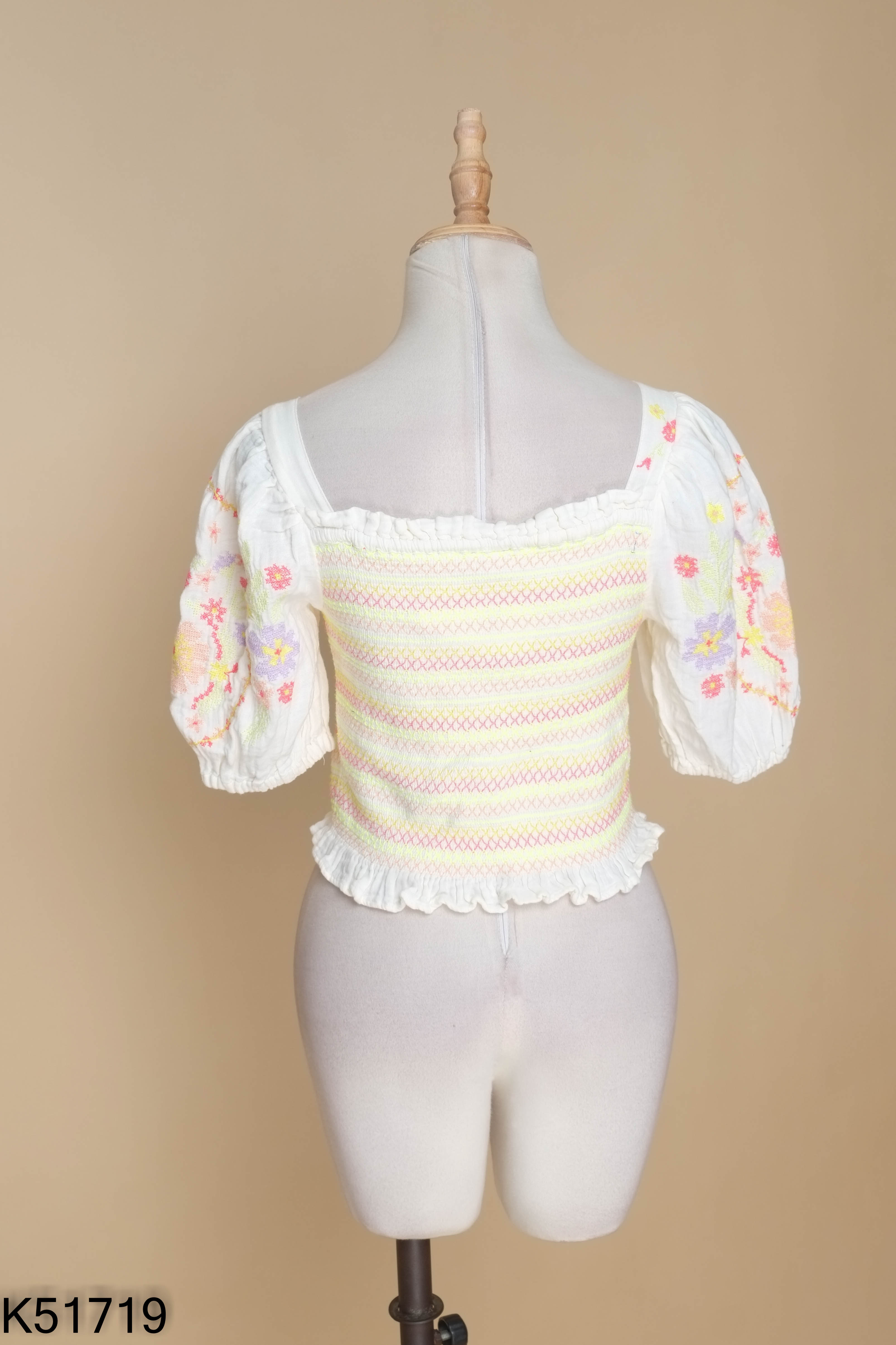 Áo be cổ vuông họa tiết GIRLSWEAR