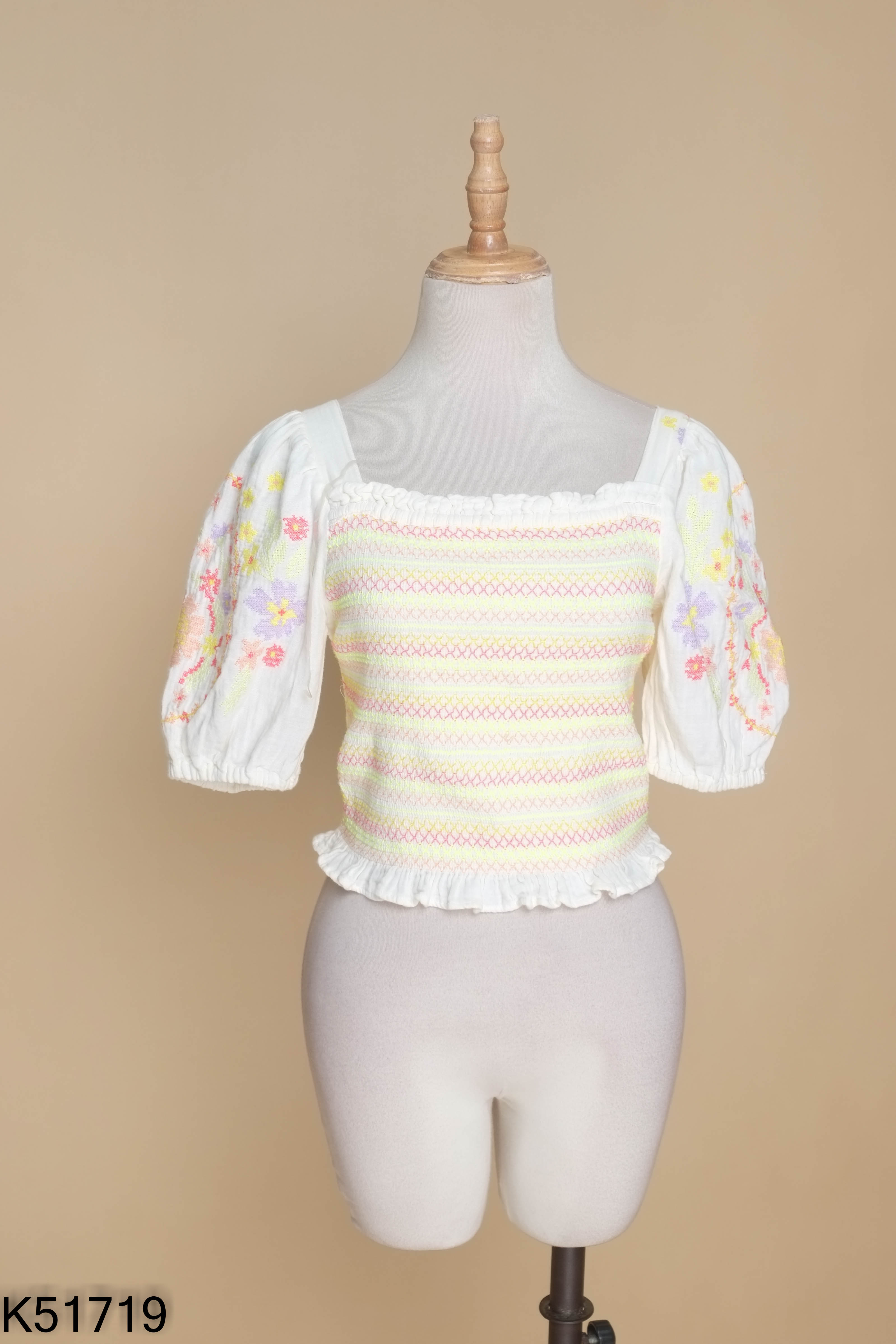 Áo be cổ vuông họa tiết GIRLSWEAR