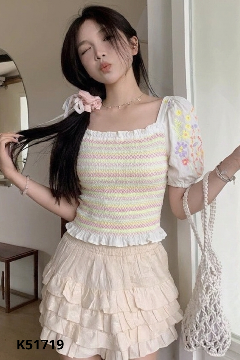 Áo be cổ vuông họa tiết GIRLSWEAR