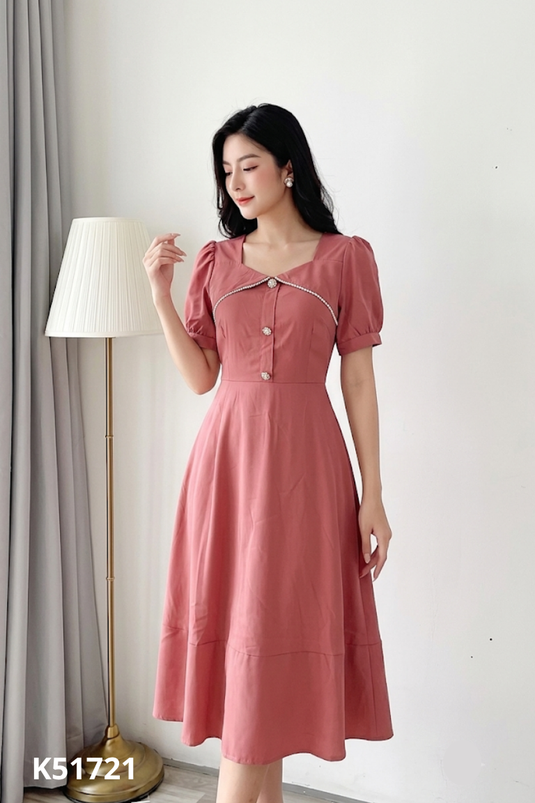 Váy hồng đính dây ngọc