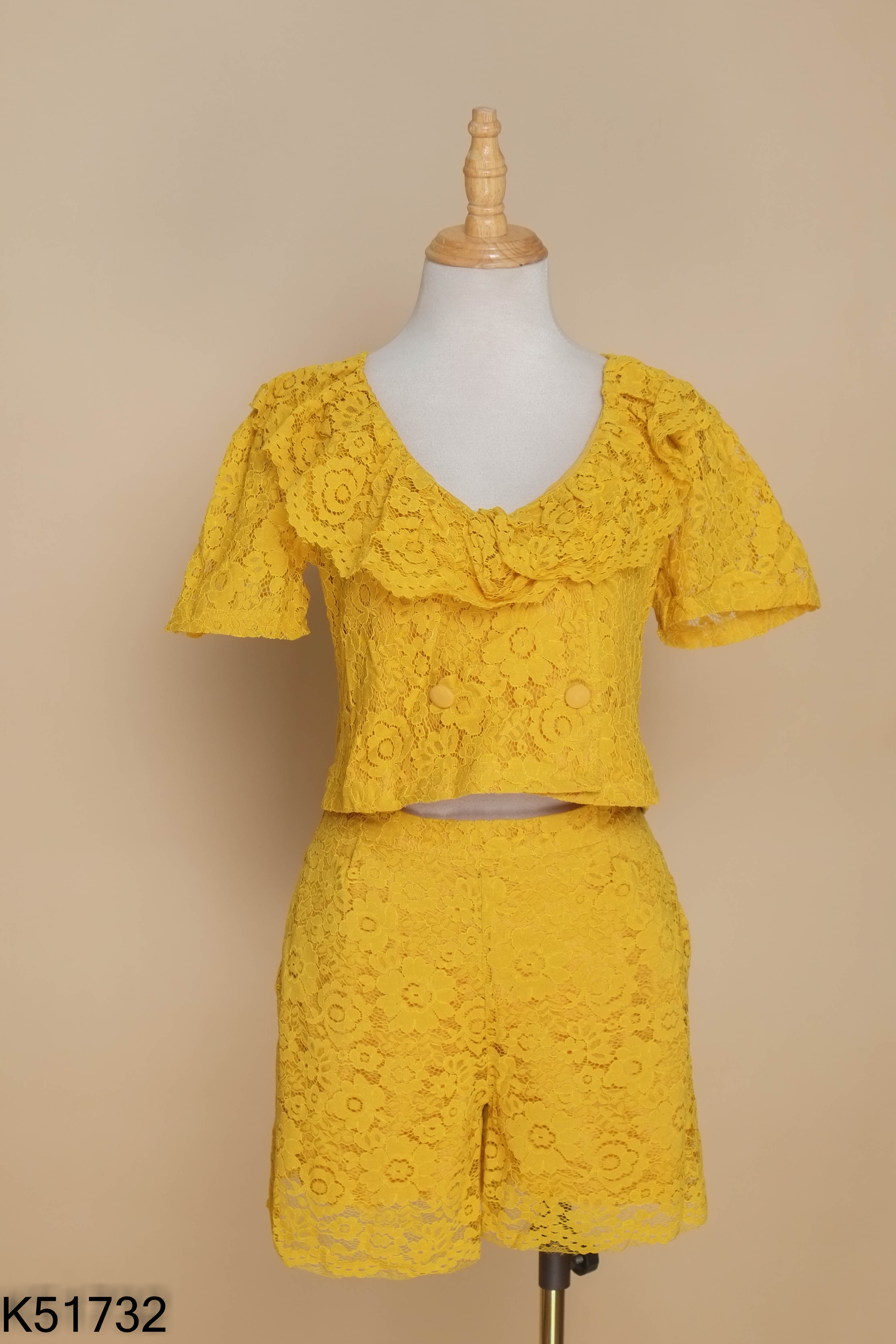 Set áo + quần short ren vàng họa tiết