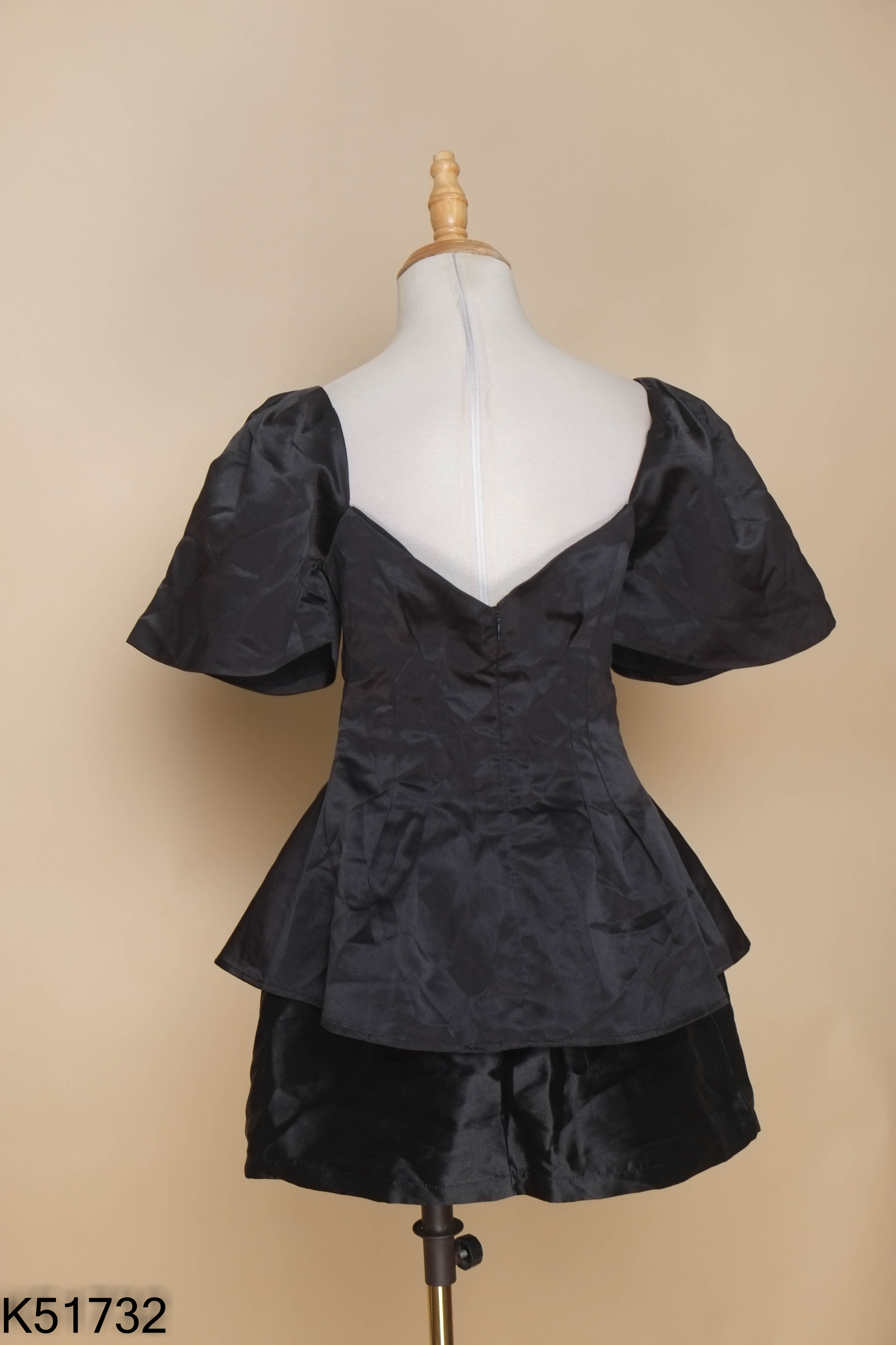 Set áo + quần short đen cổ vuông