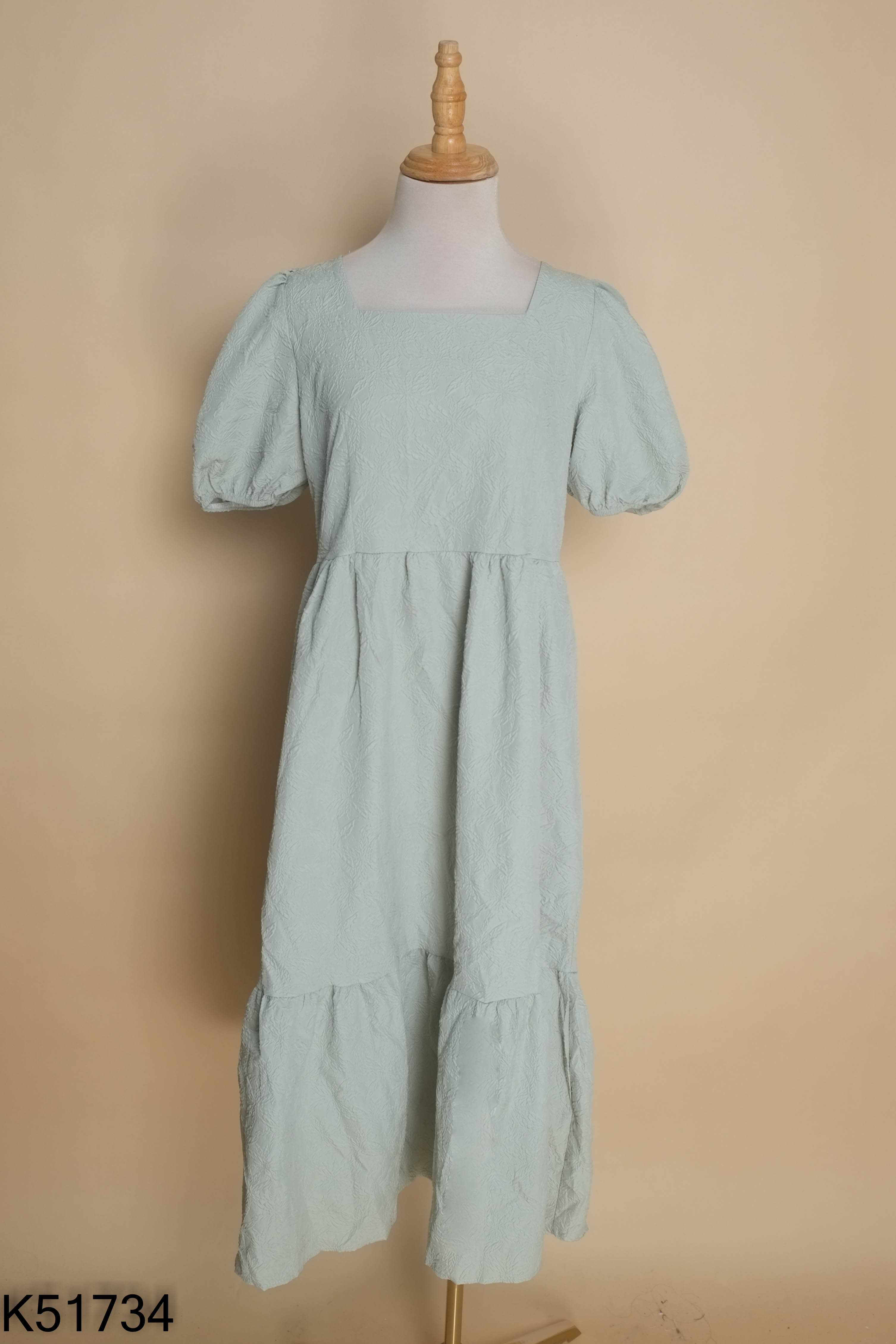 Váy xanh min cổ vuông