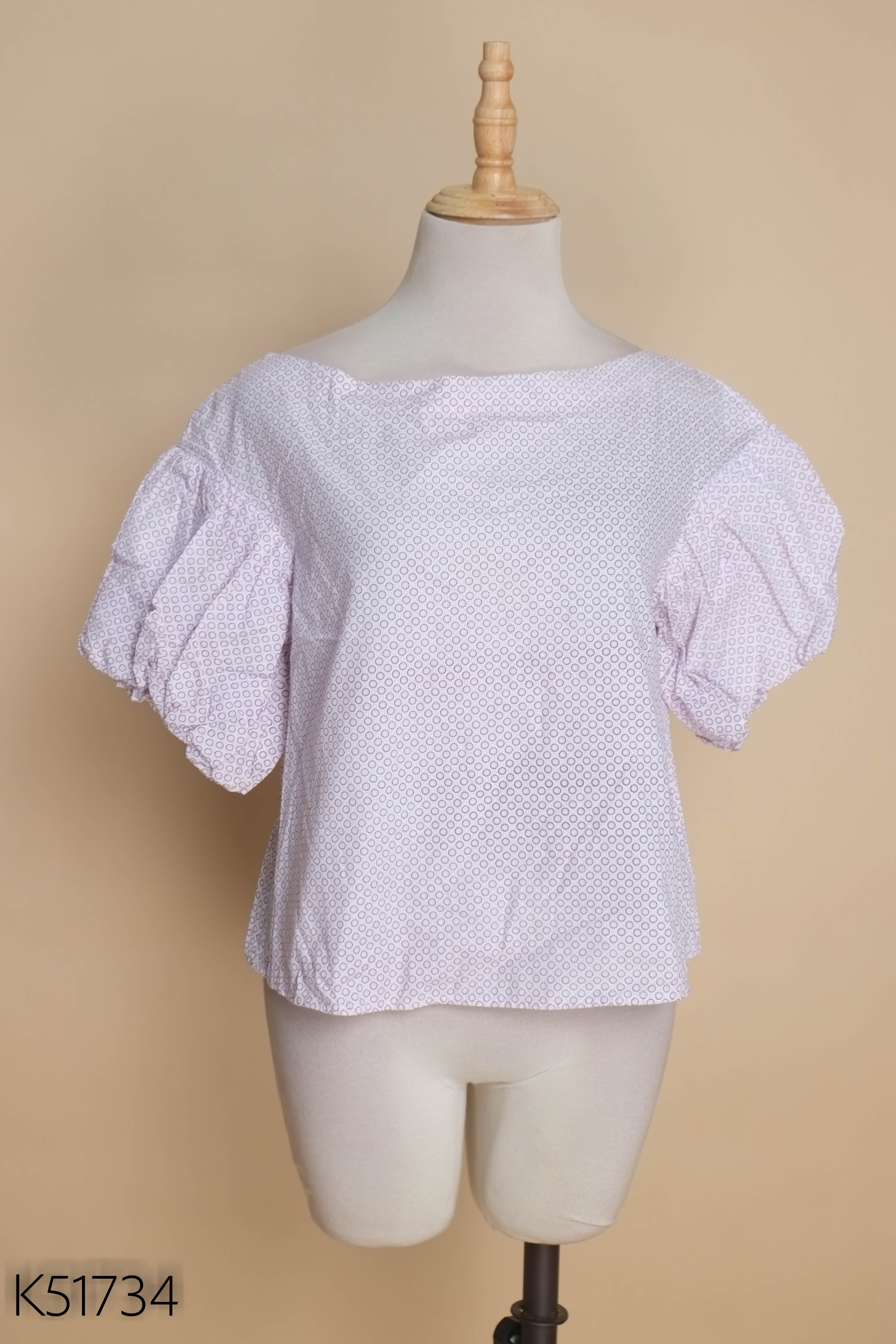 Áo trắng tay bồng họa tiết