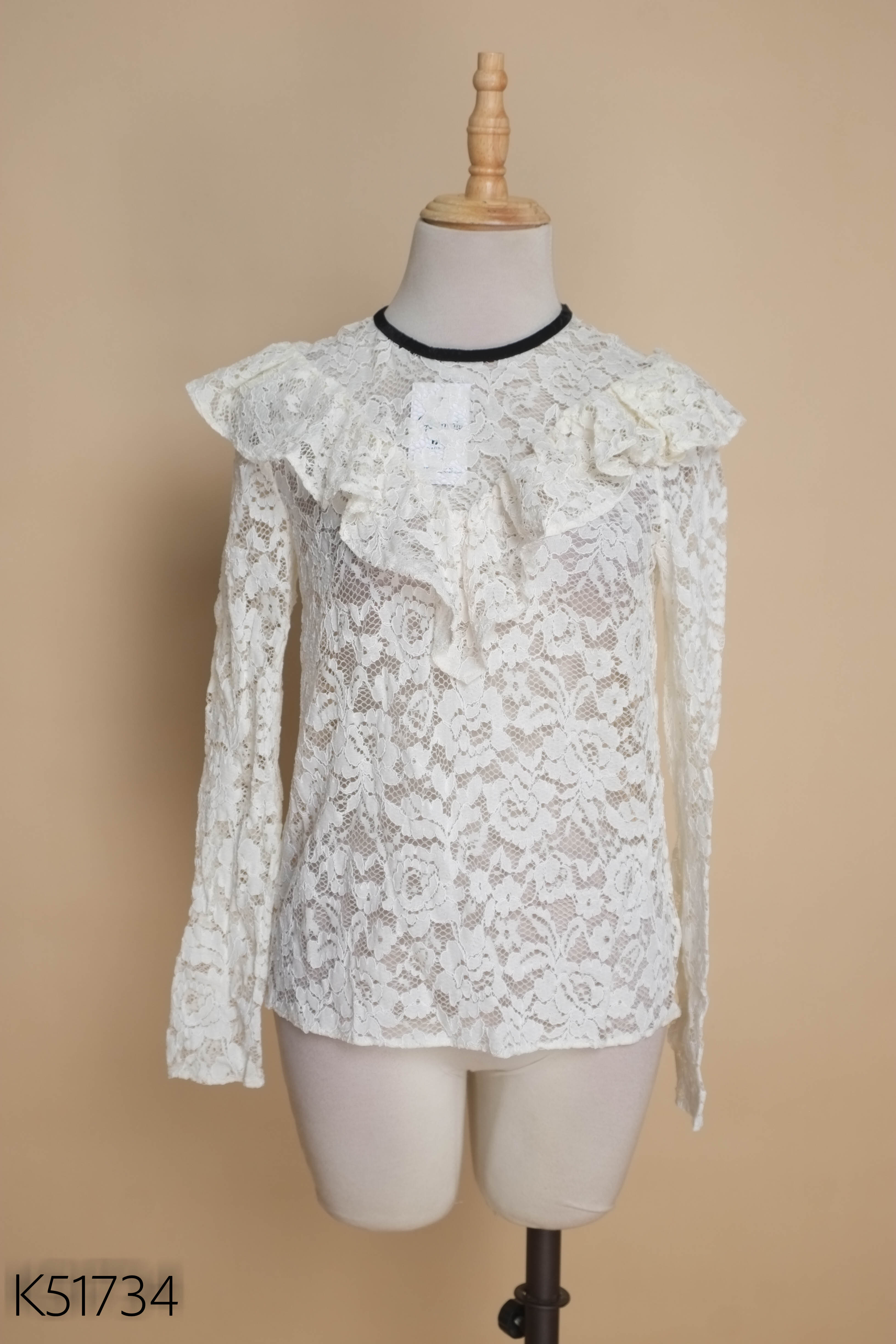 Áo trắng ren cổ bèo