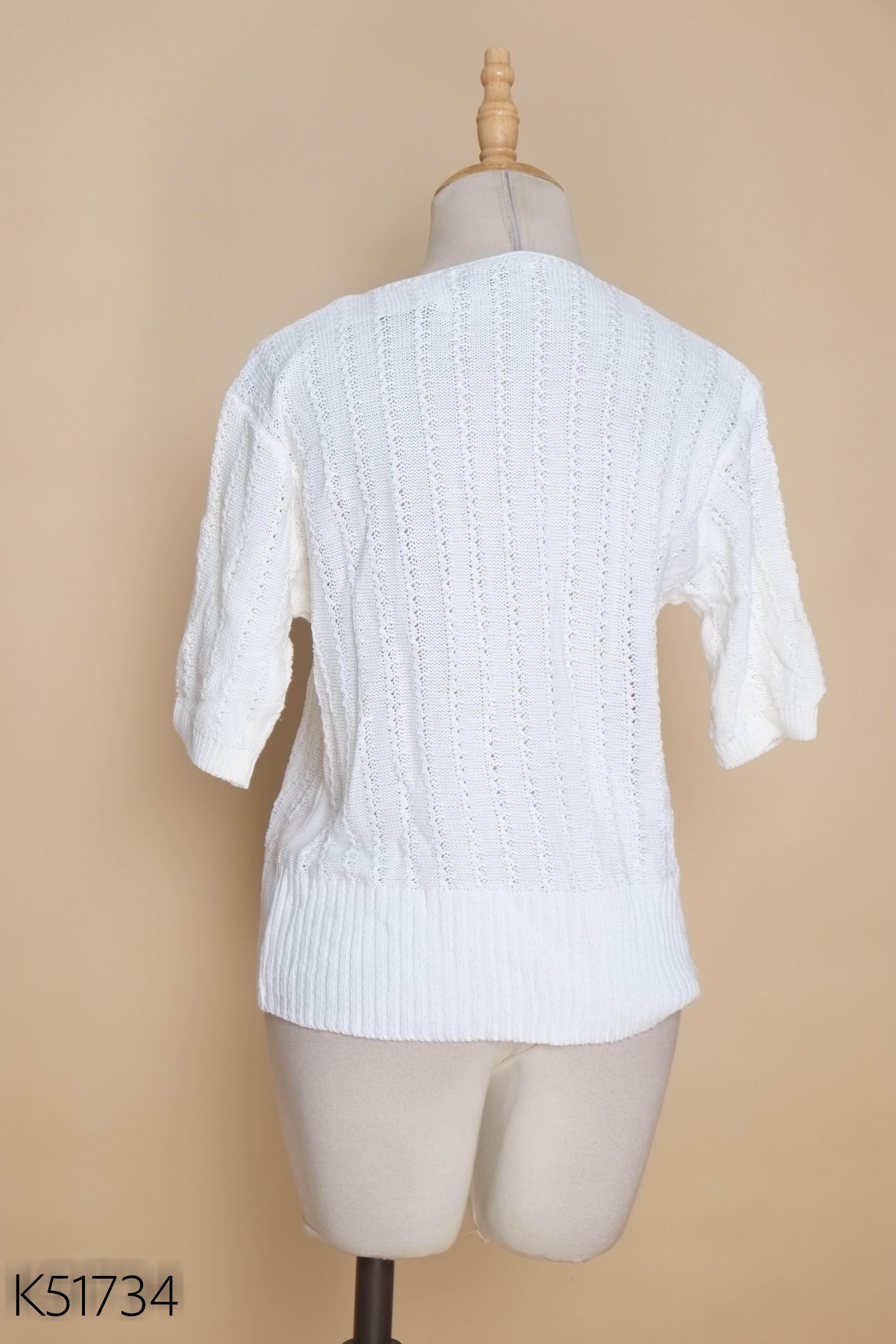Áo trắng len mỏng phối khuy