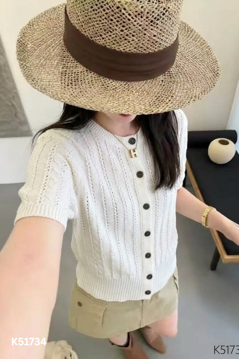Áo trắng len mỏng phối khuy