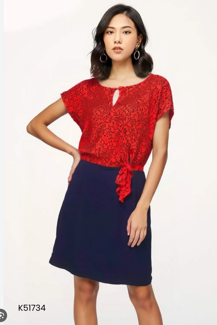 Váy đỏ họa tiết xanh