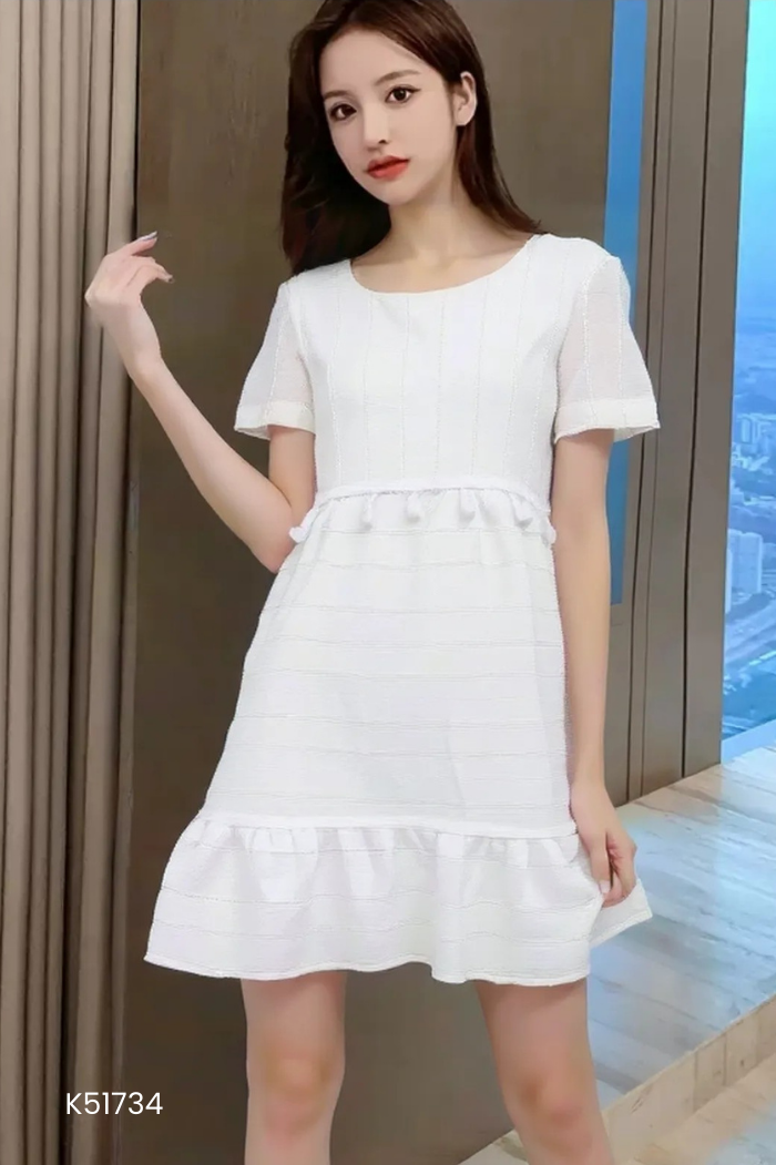 Váy trắng họa tiết thêu