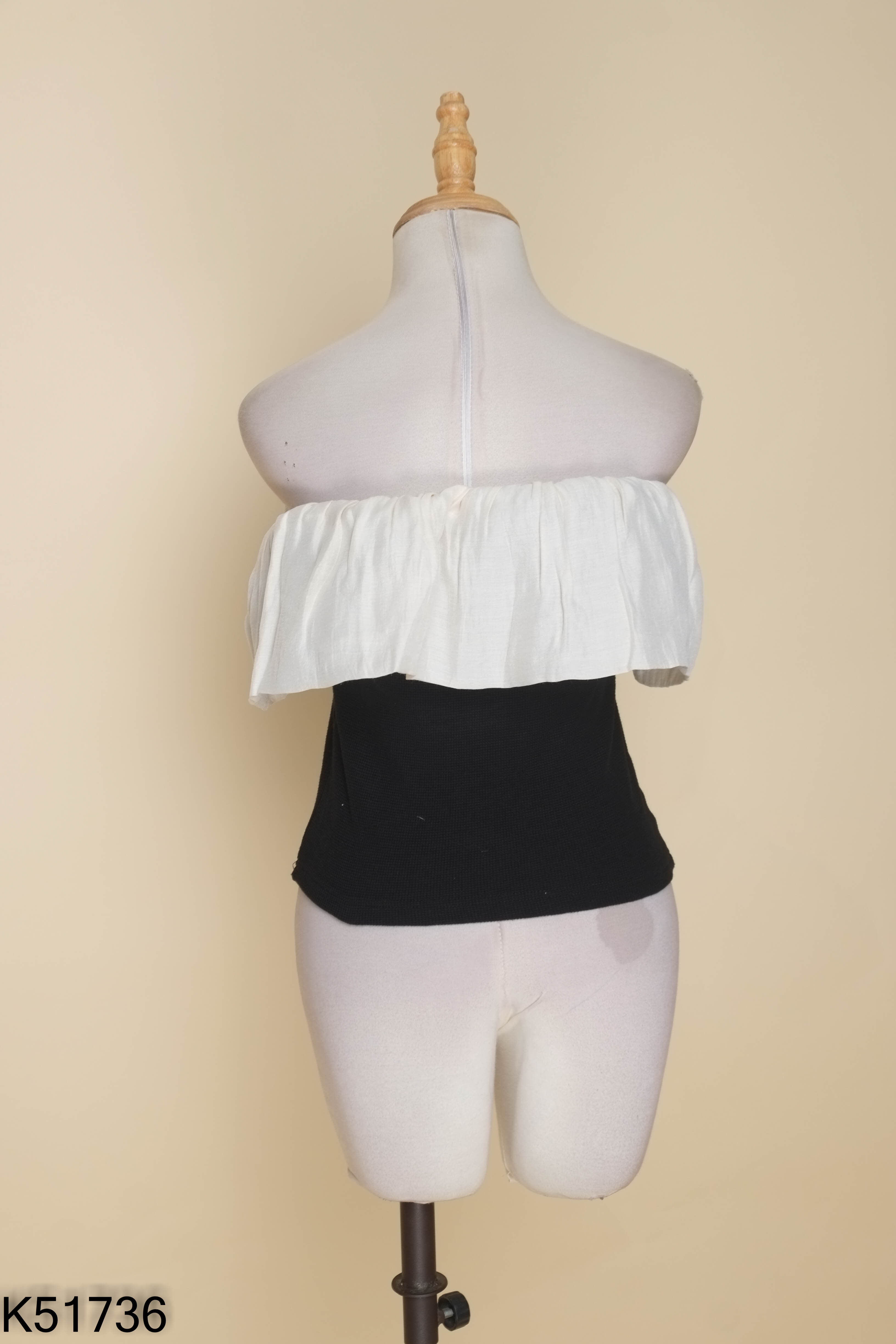 Áo croptop đen trễ vai be