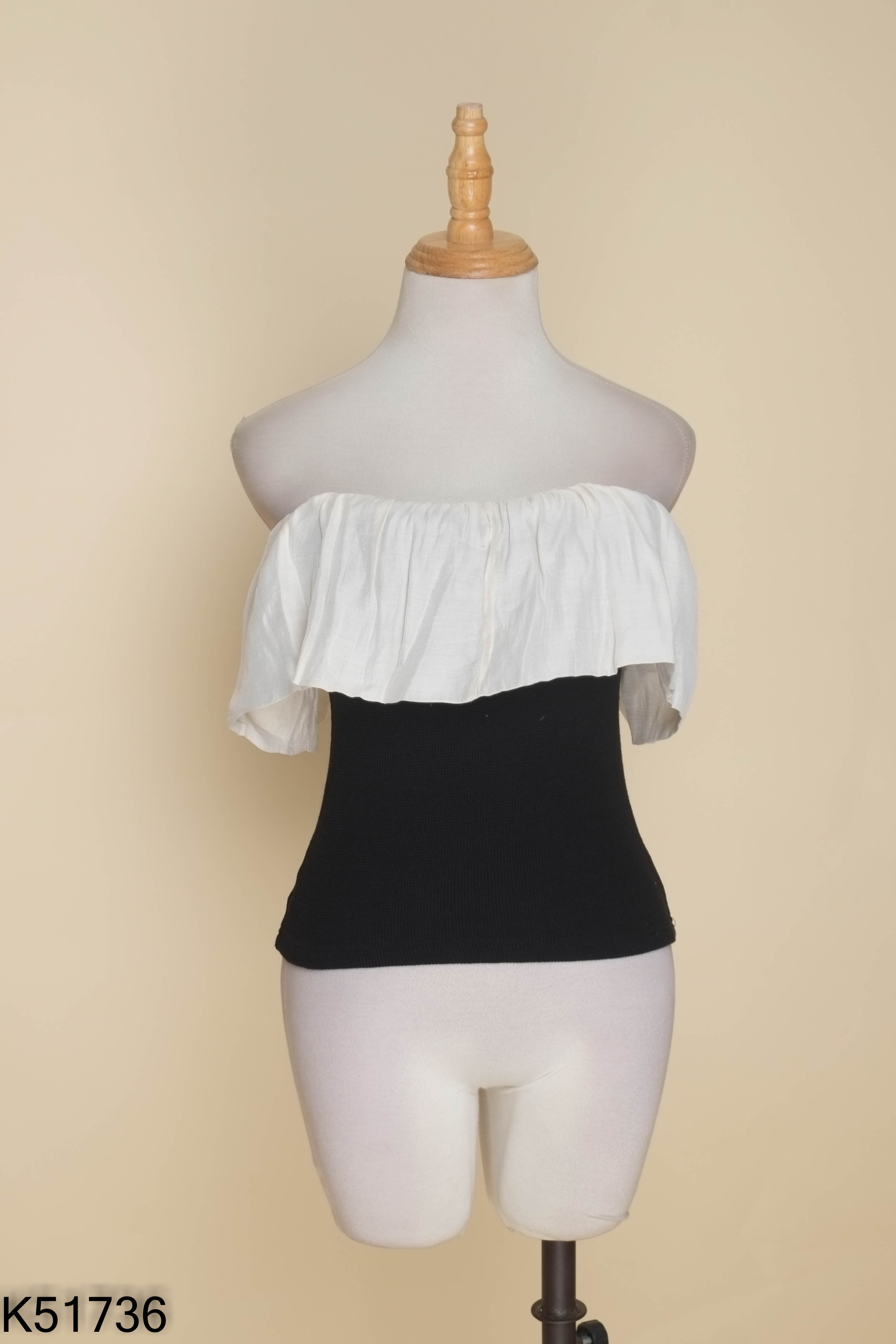 Áo croptop đen trễ vai be