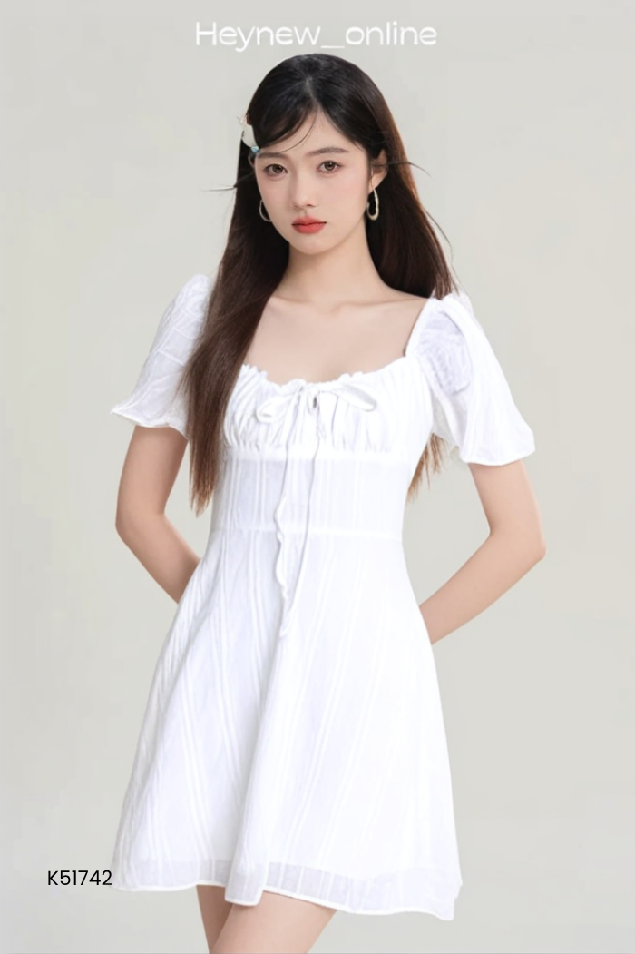 Váy trắng dúm ngực