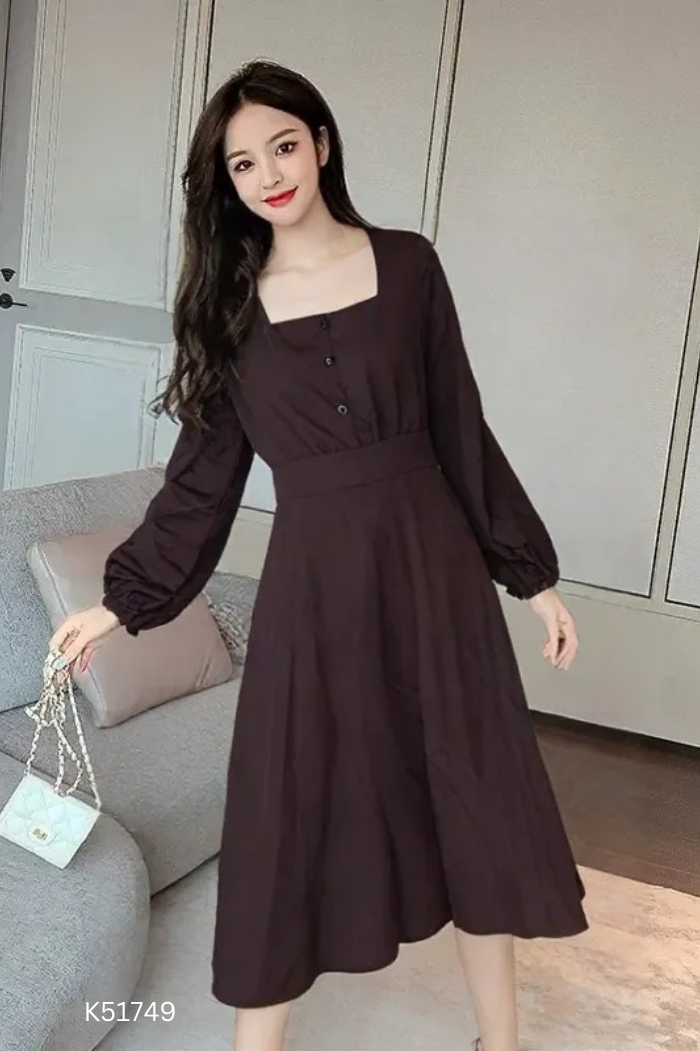 Váy đen cổ vuông dài tay