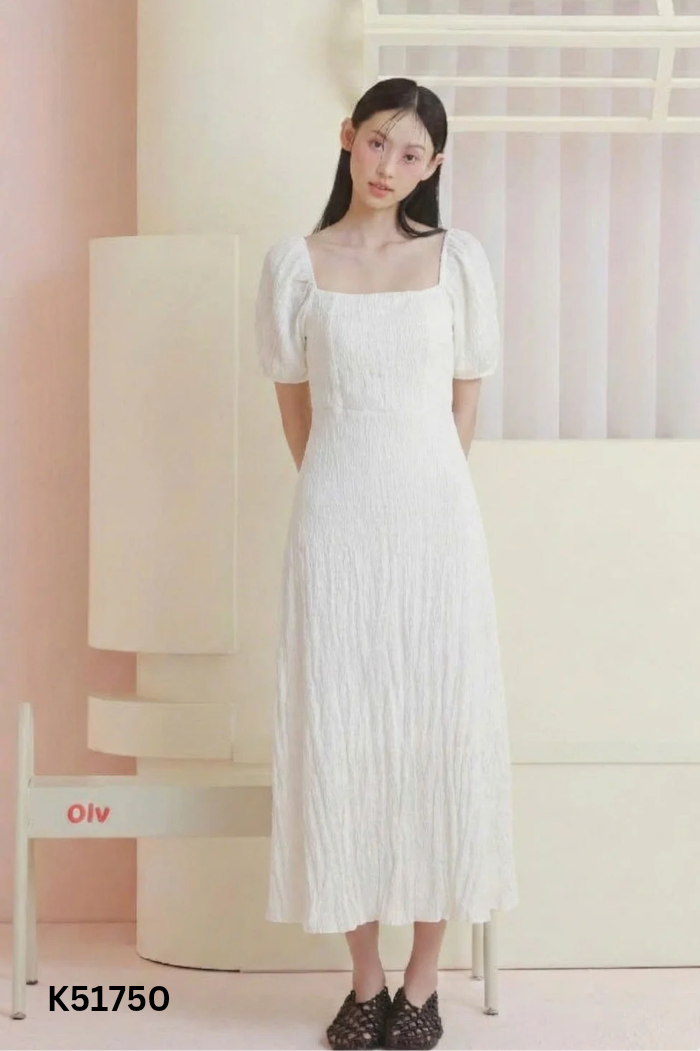 Váy kem đũi nhăn cổ vuông