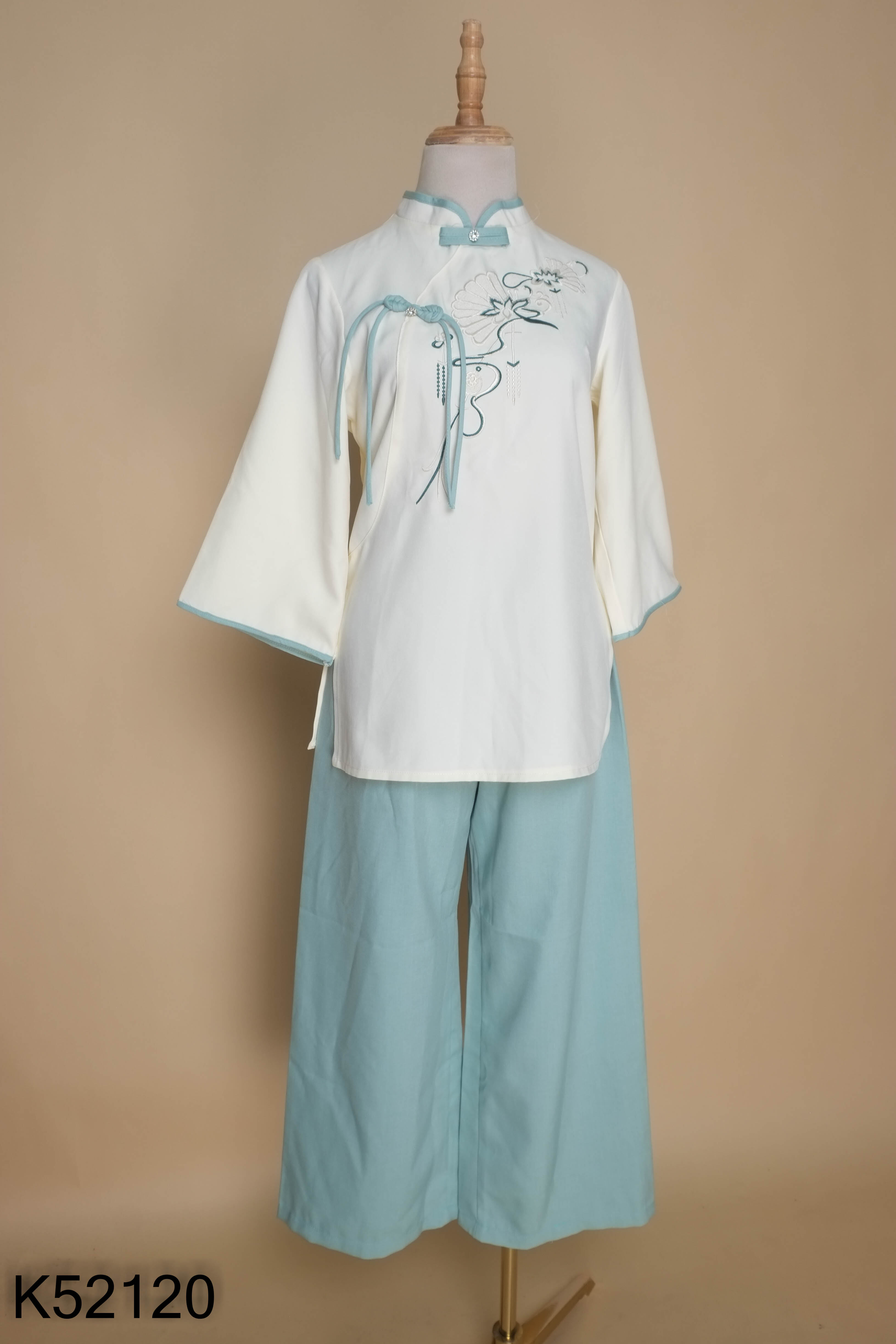 SET áo kem thêu hoa+ quần xanh