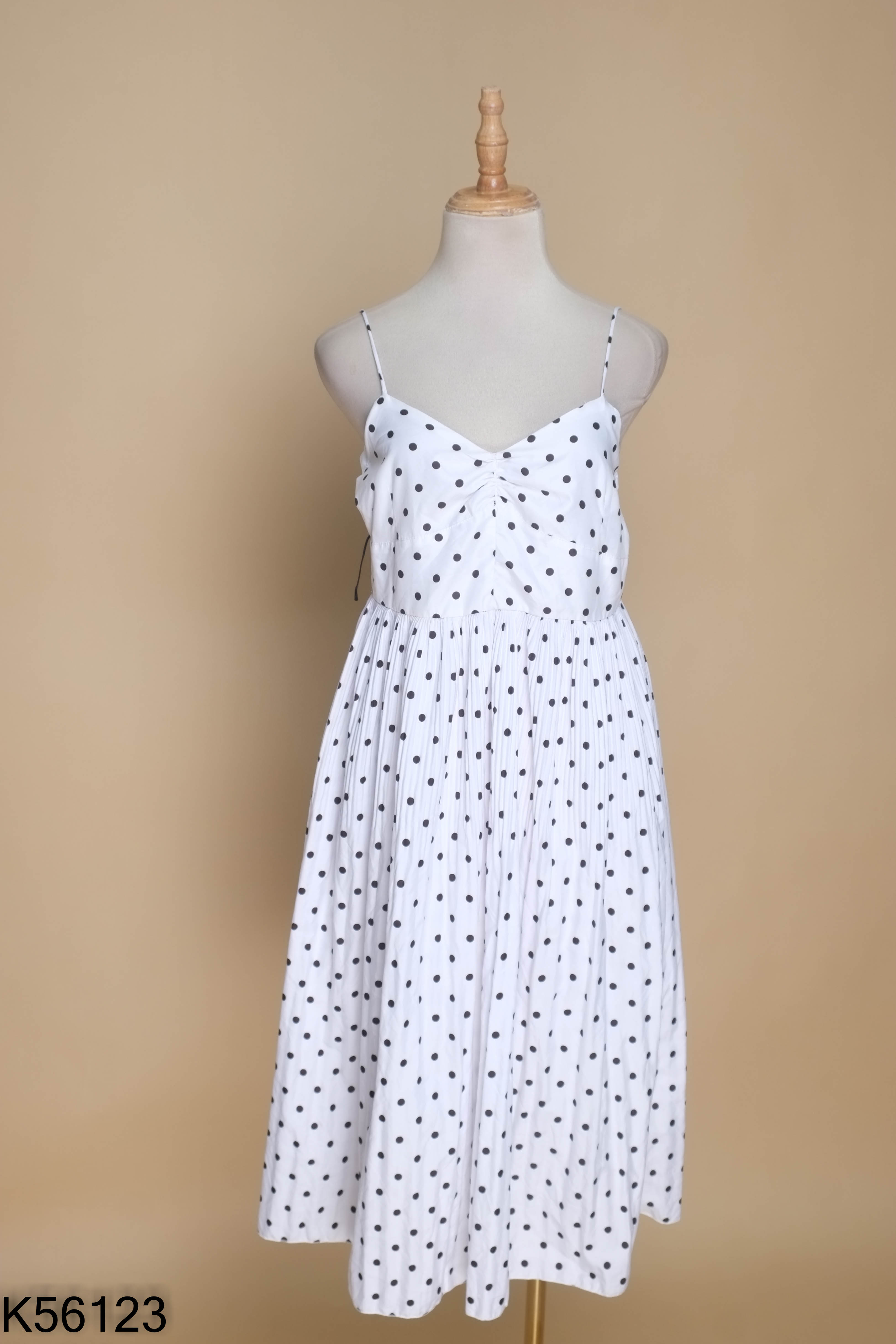 Váy ZARA trắng chấm bi đen