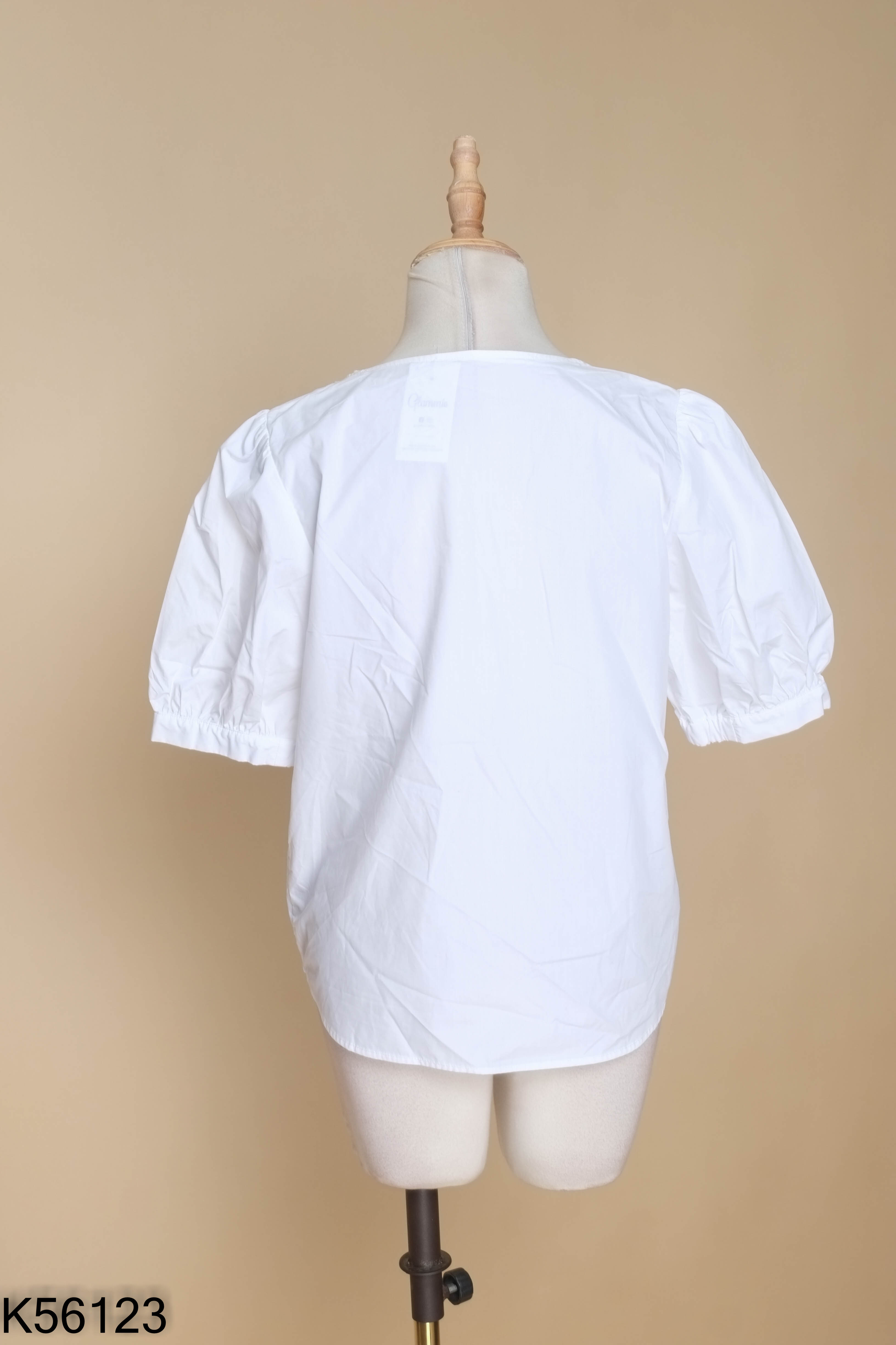 Áo GU sơ mi trắng cổ vuông