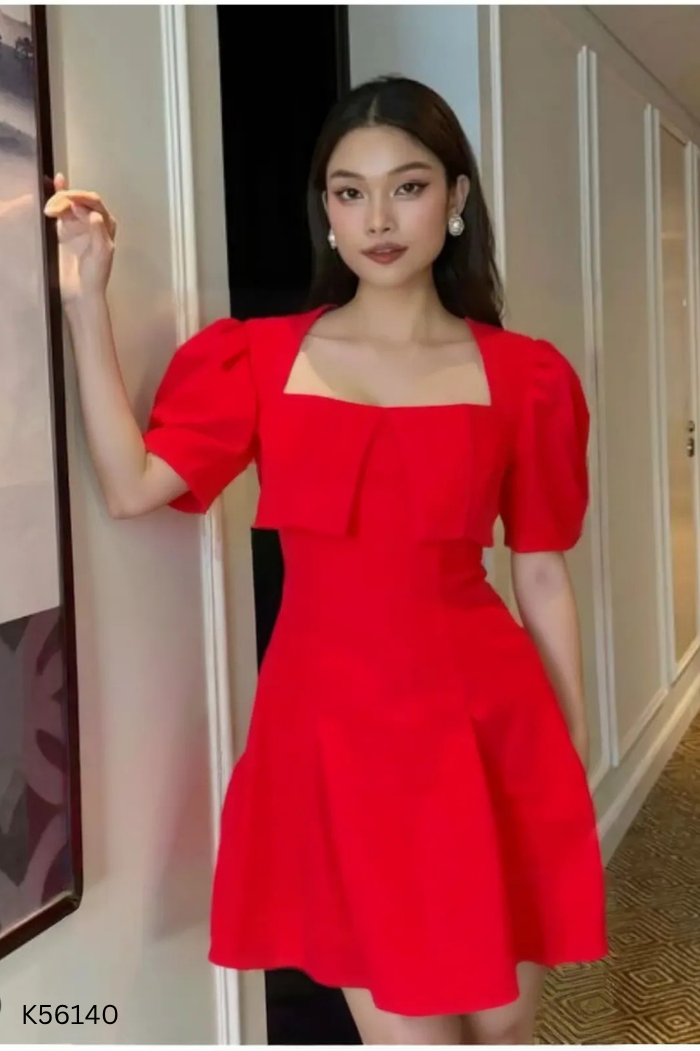 Váy đỏ cổ vuông