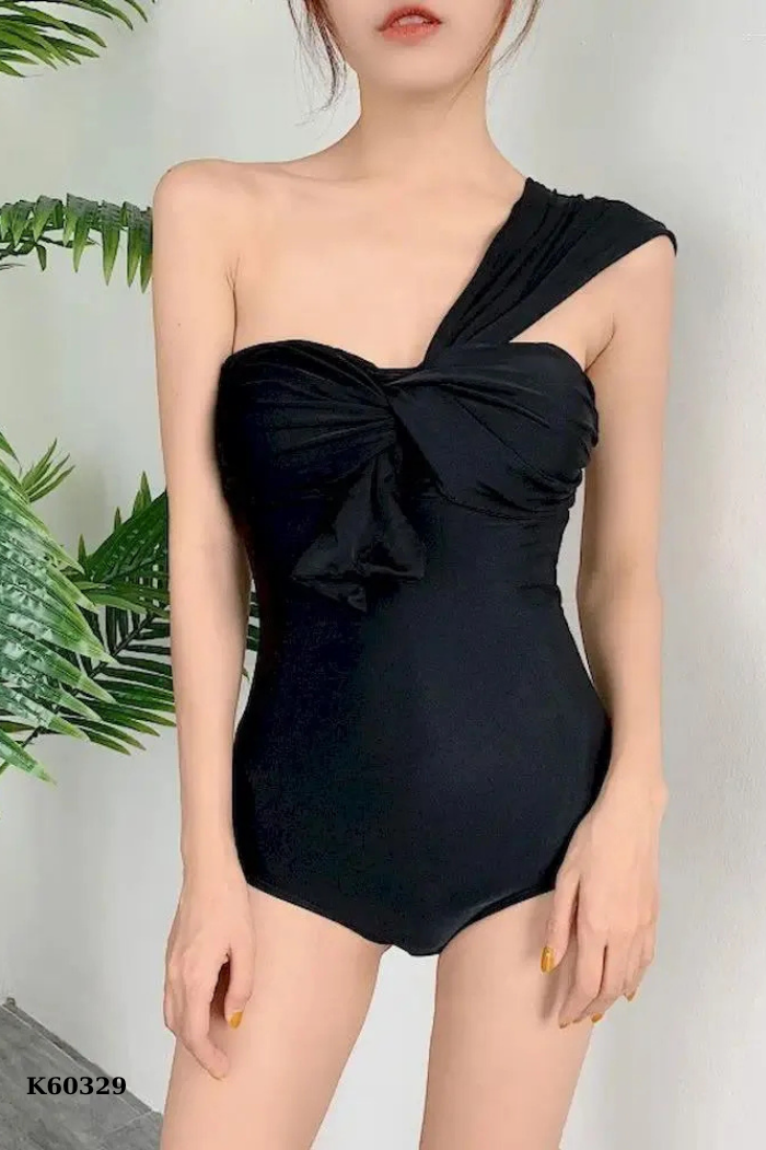 Bikini đen lệch vai