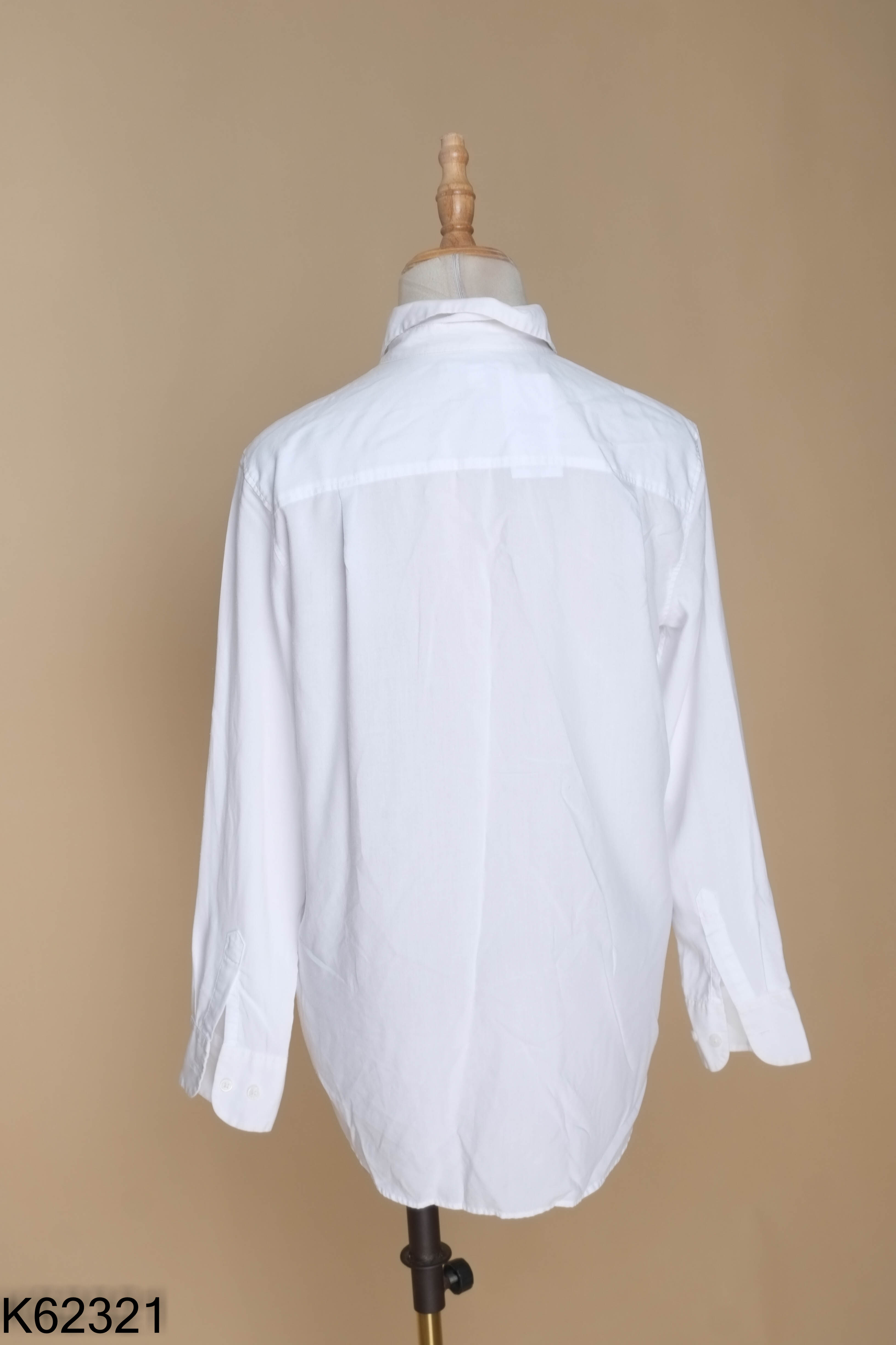 Áo UNIQLO sơ mi trắng