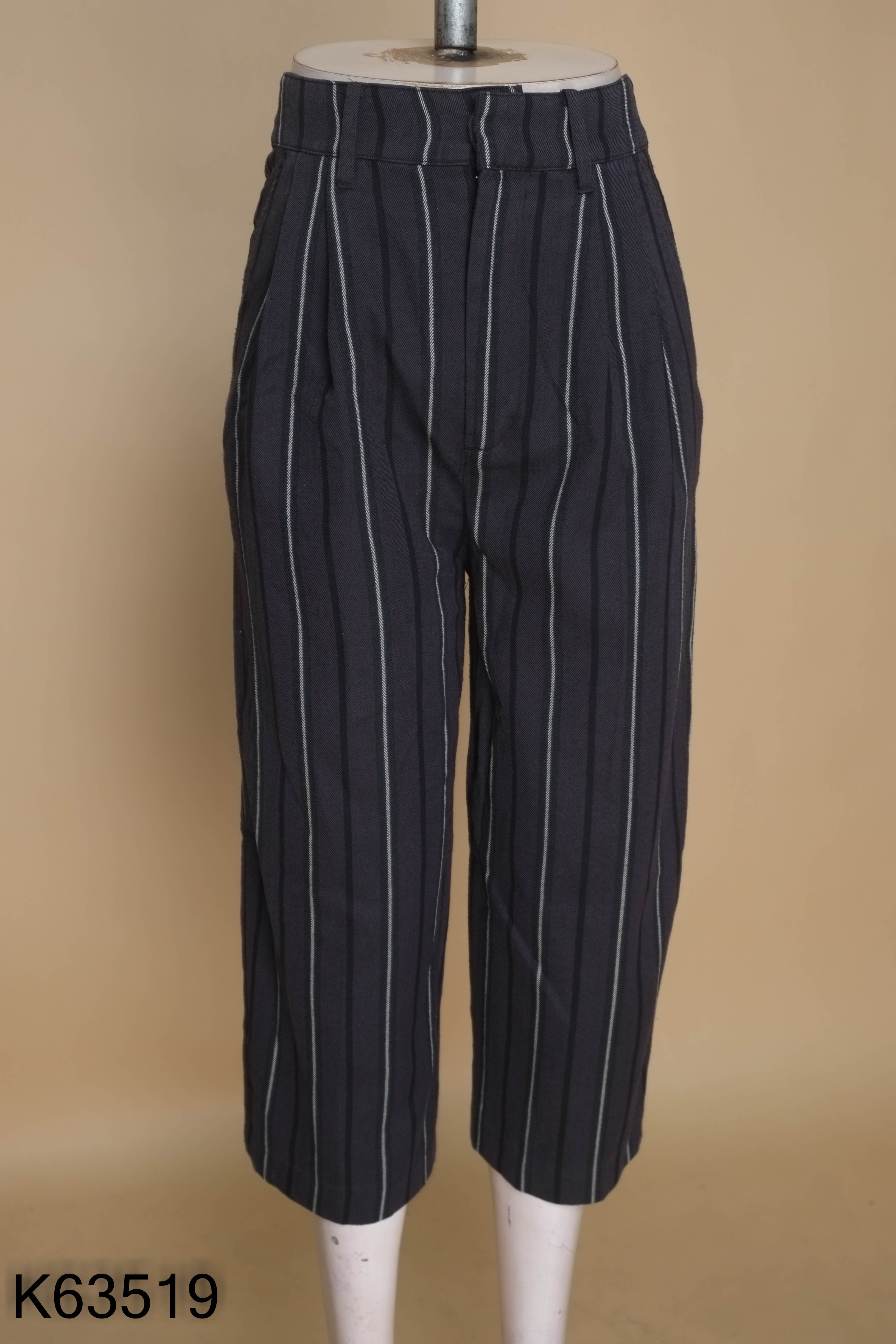 Quần PULL BEAR xám sọc