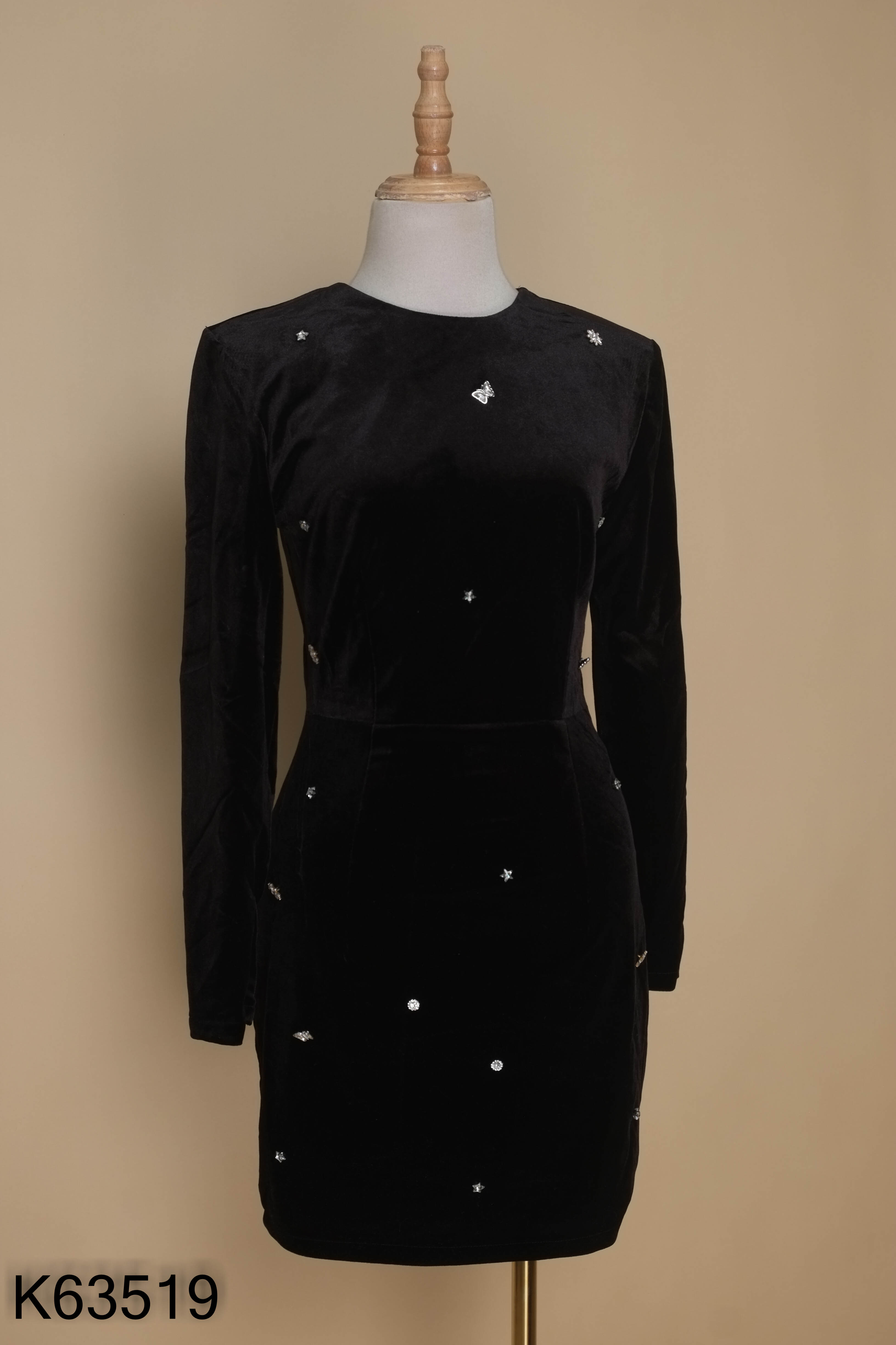 Váy đen ZARA cổ V