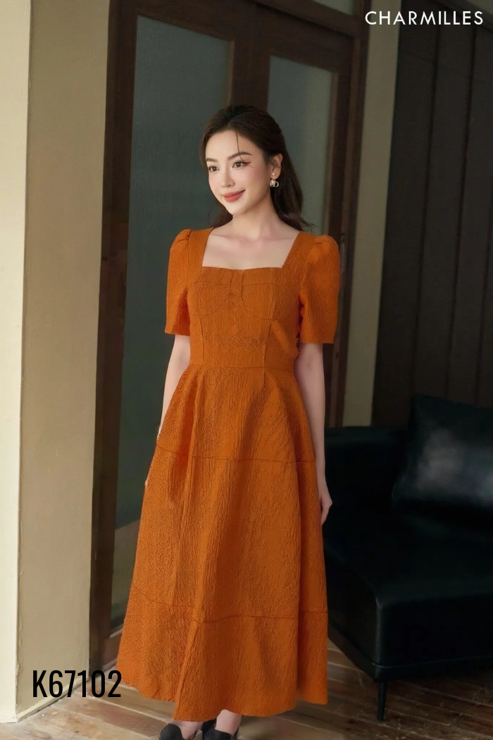 Váy nâu cổ vuông