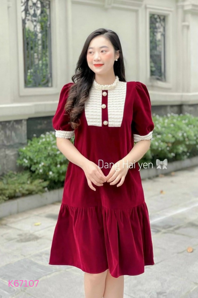 Váy nhung đỏ cổ bèo trắng