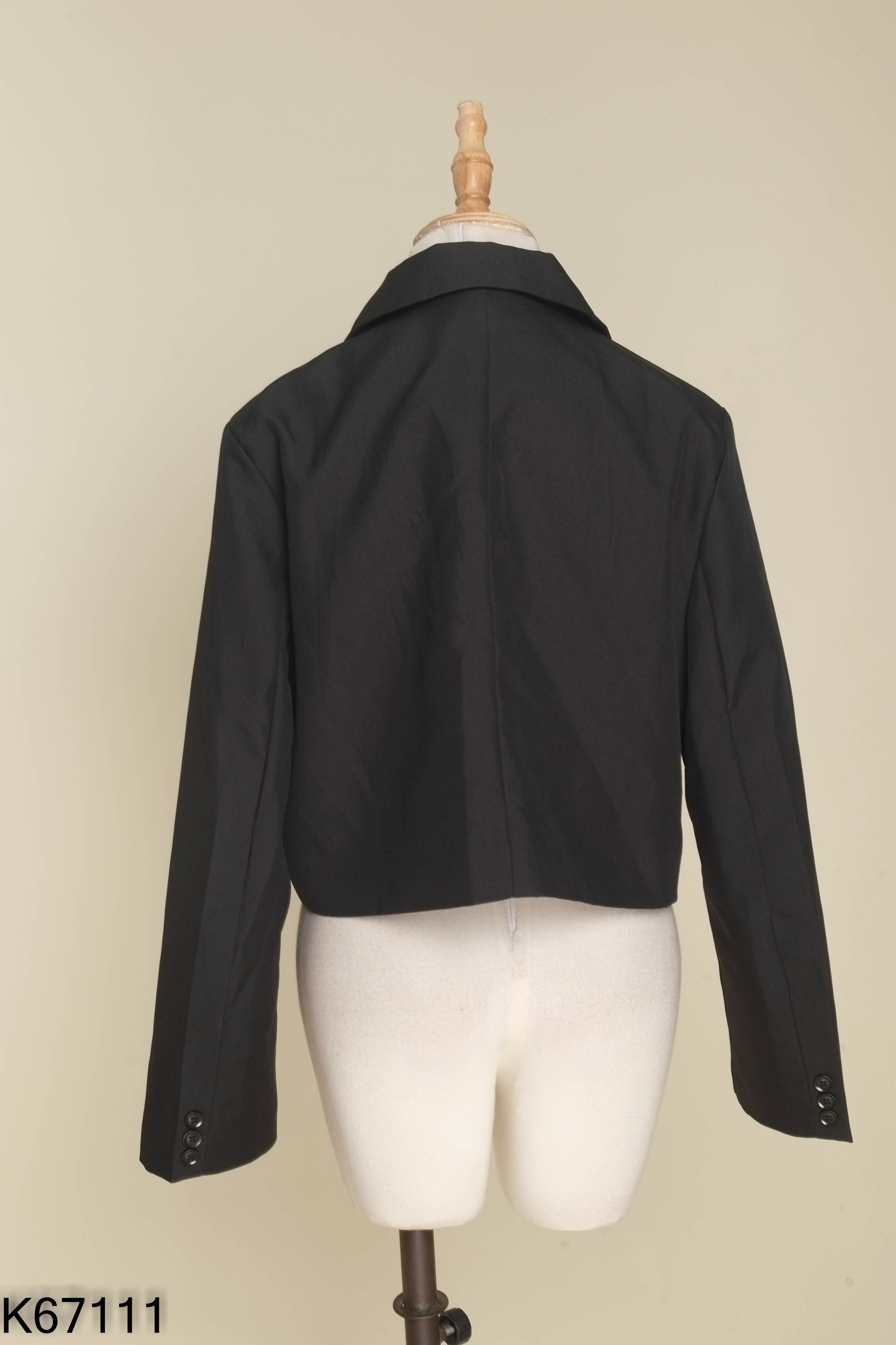 Áo đen cổ vest dáng ngắn