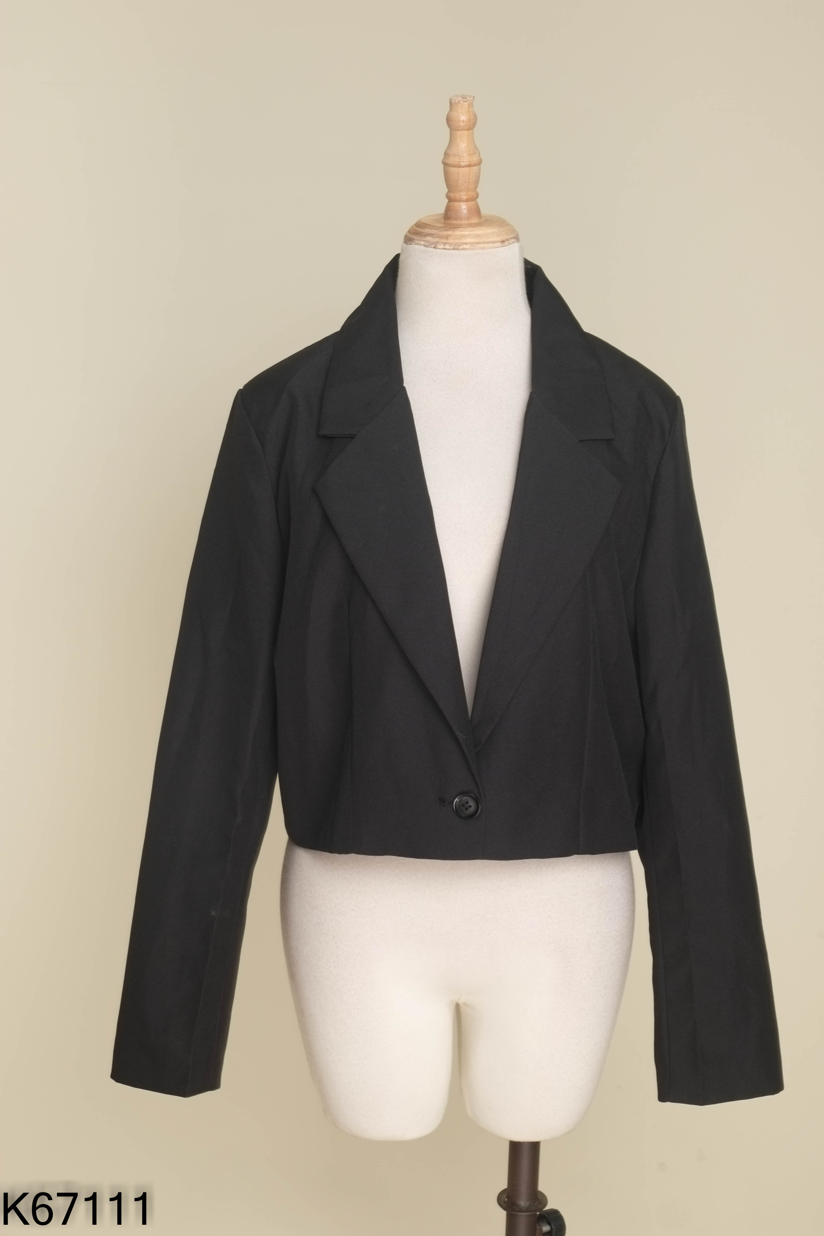 Áo đen cổ vest dáng ngắn