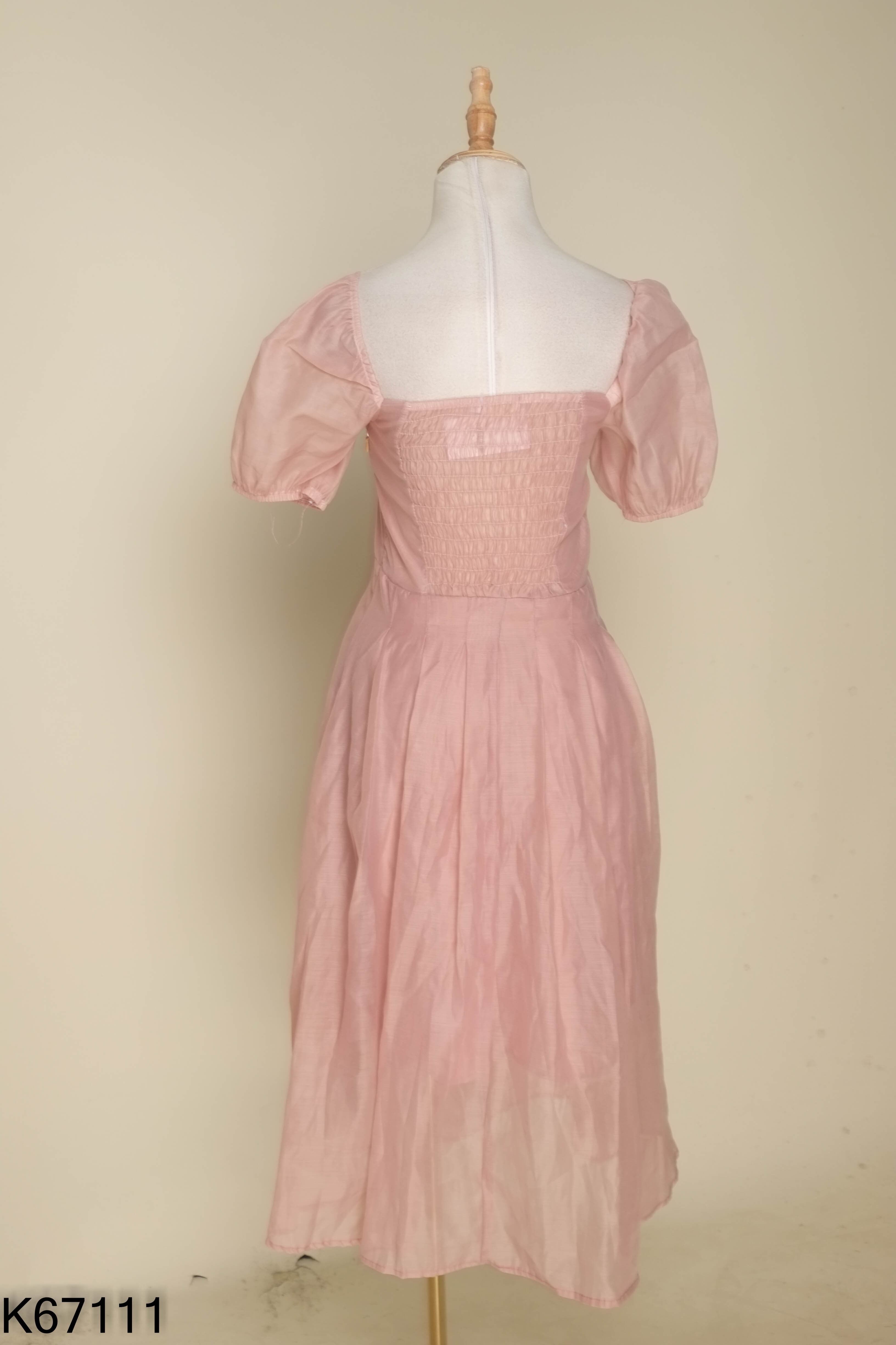Váy chiffon hồng cổ vuông