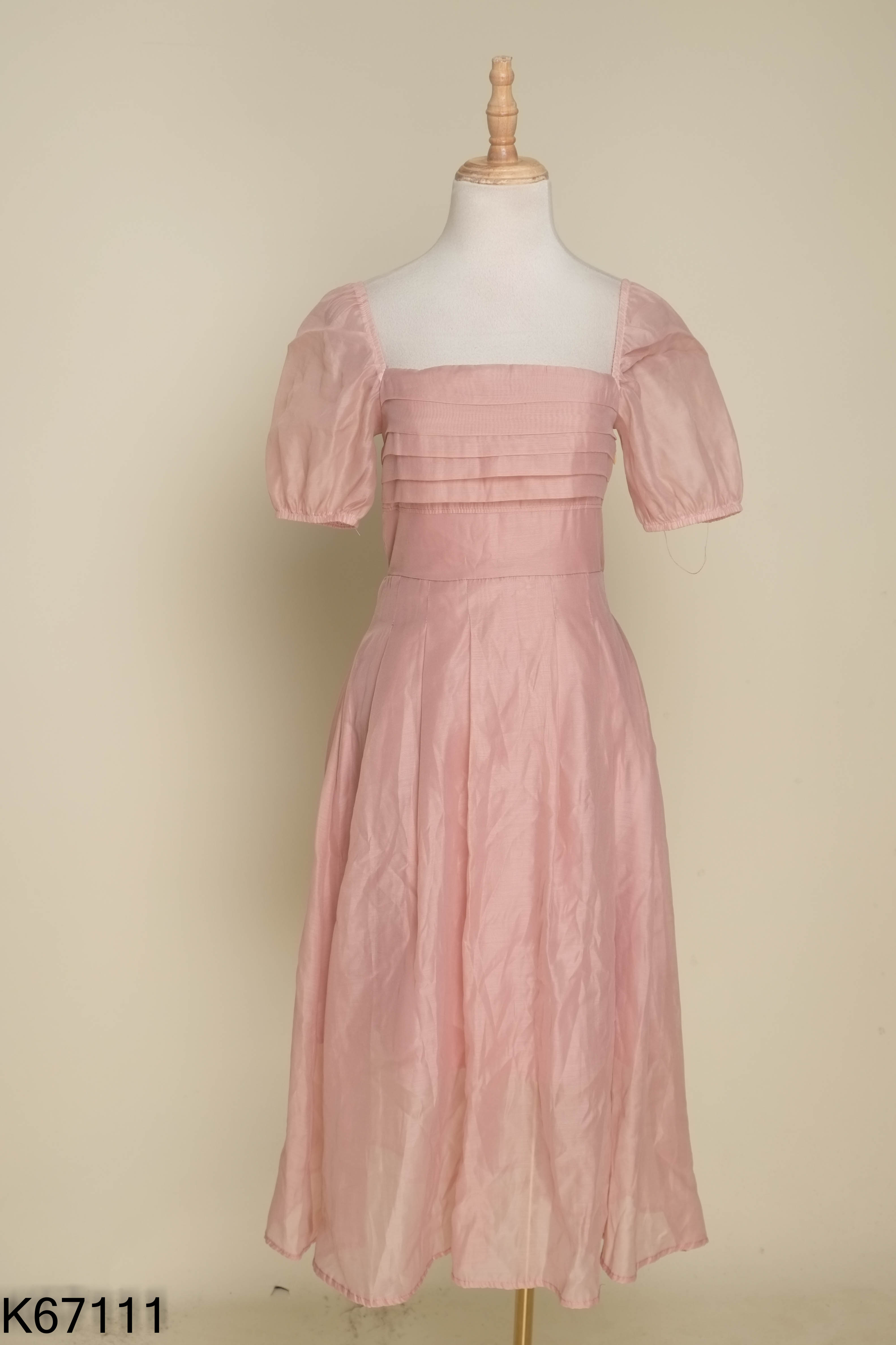 Váy chiffon hồng cổ vuông