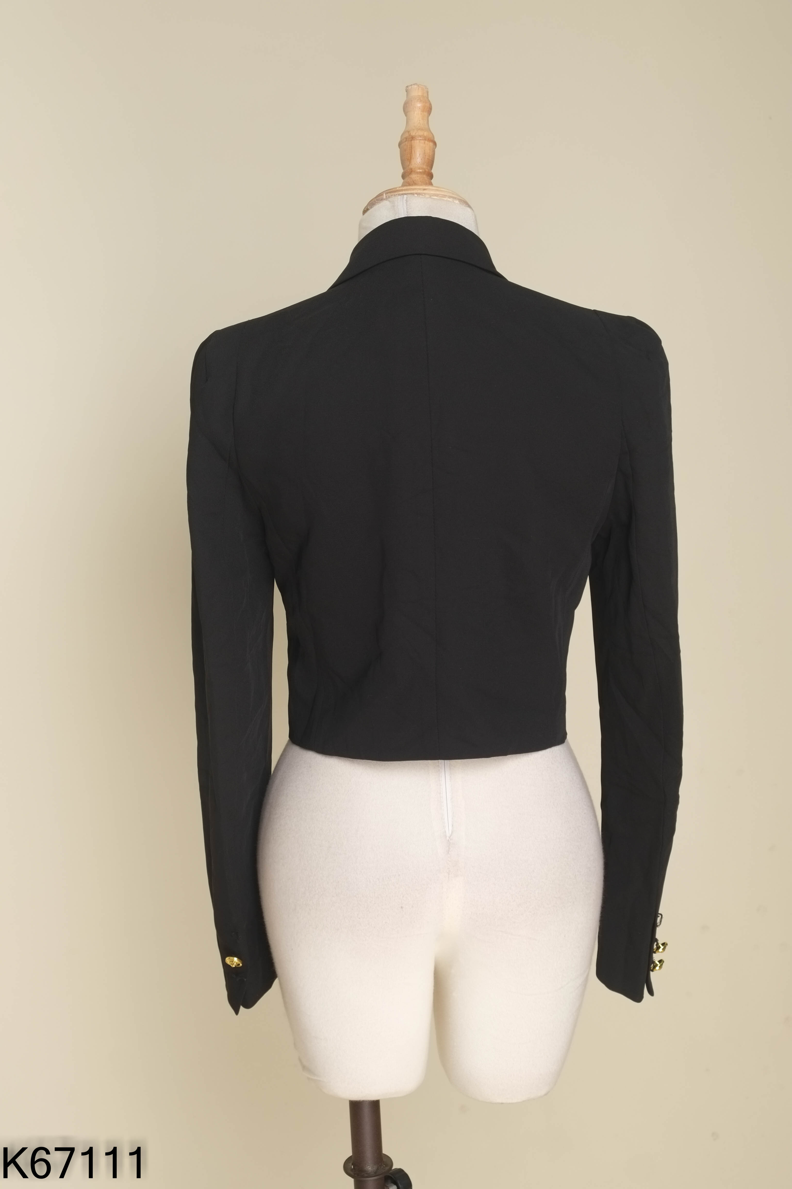 Áo blazer đen dáng ngắn cúc vàng