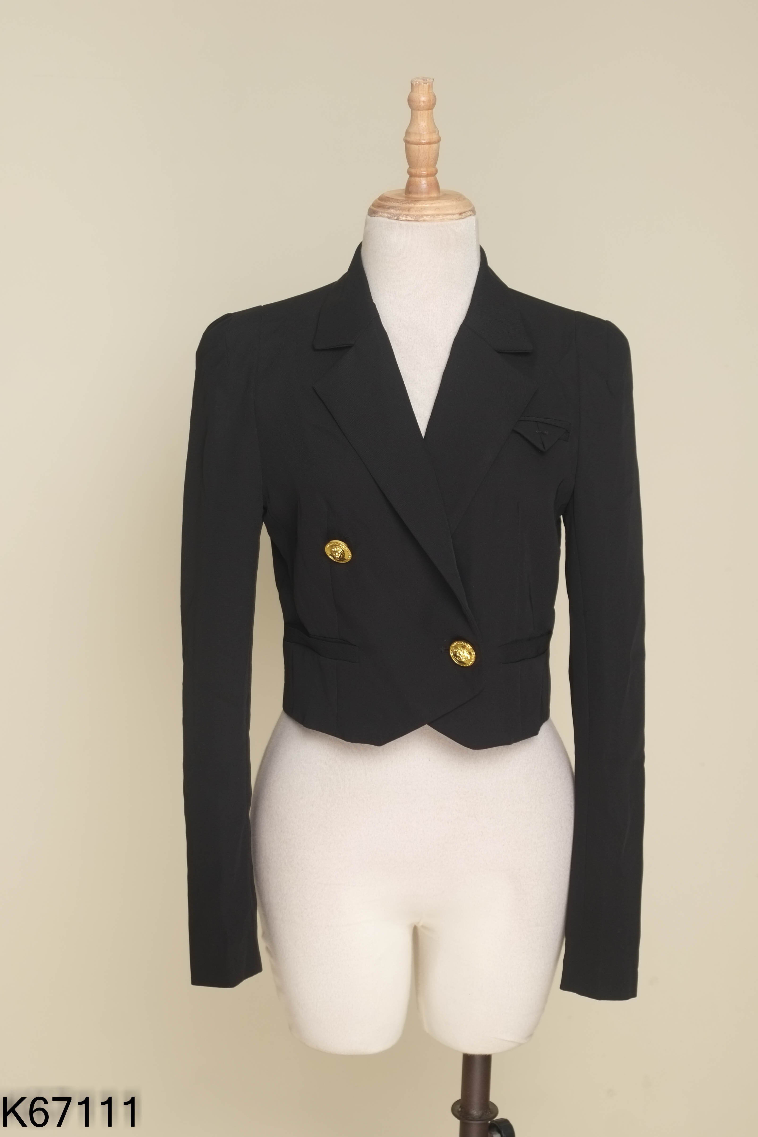 Áo blazer đen dáng ngắn cúc vàng