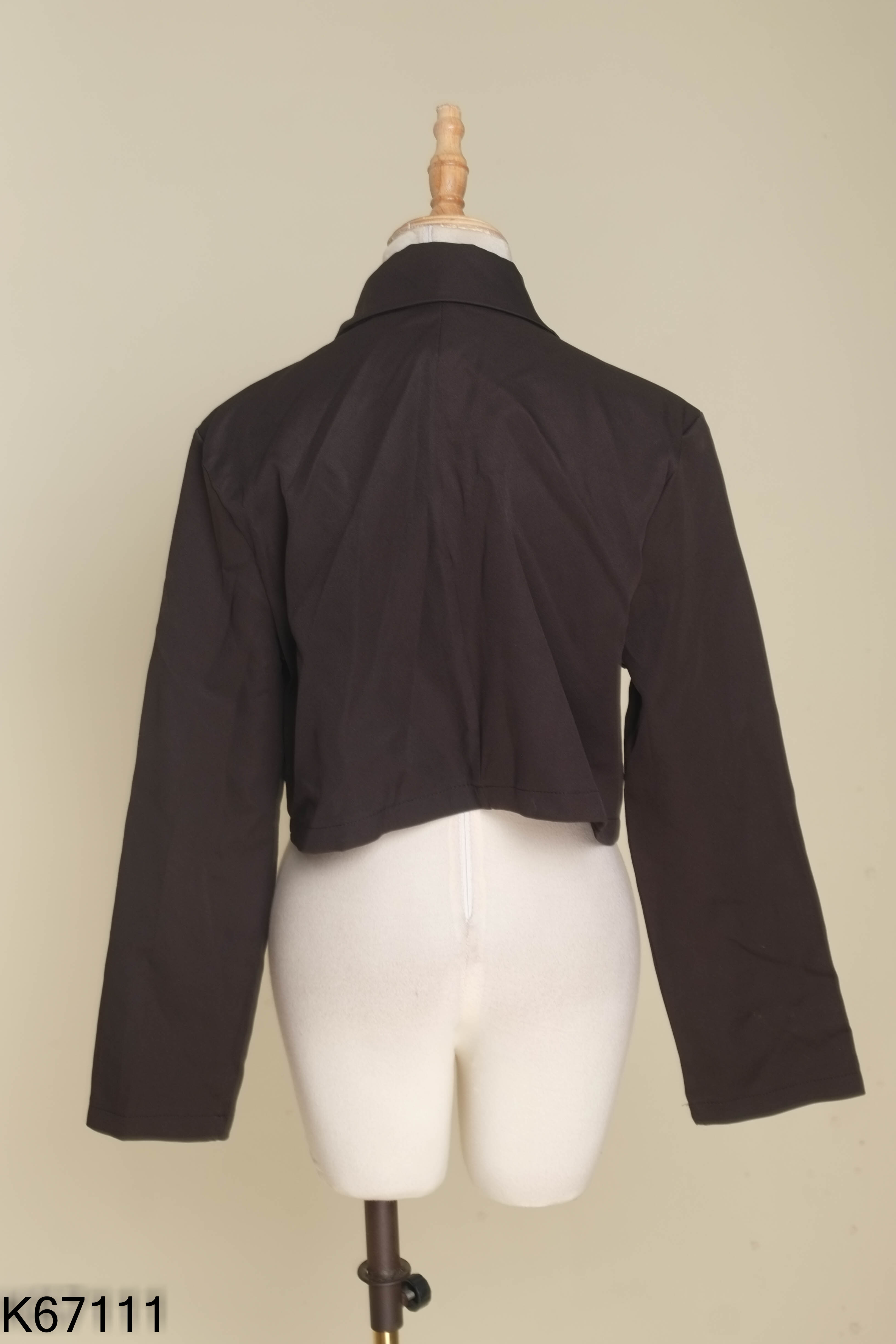 Áo đen cổ vest 2 cúc