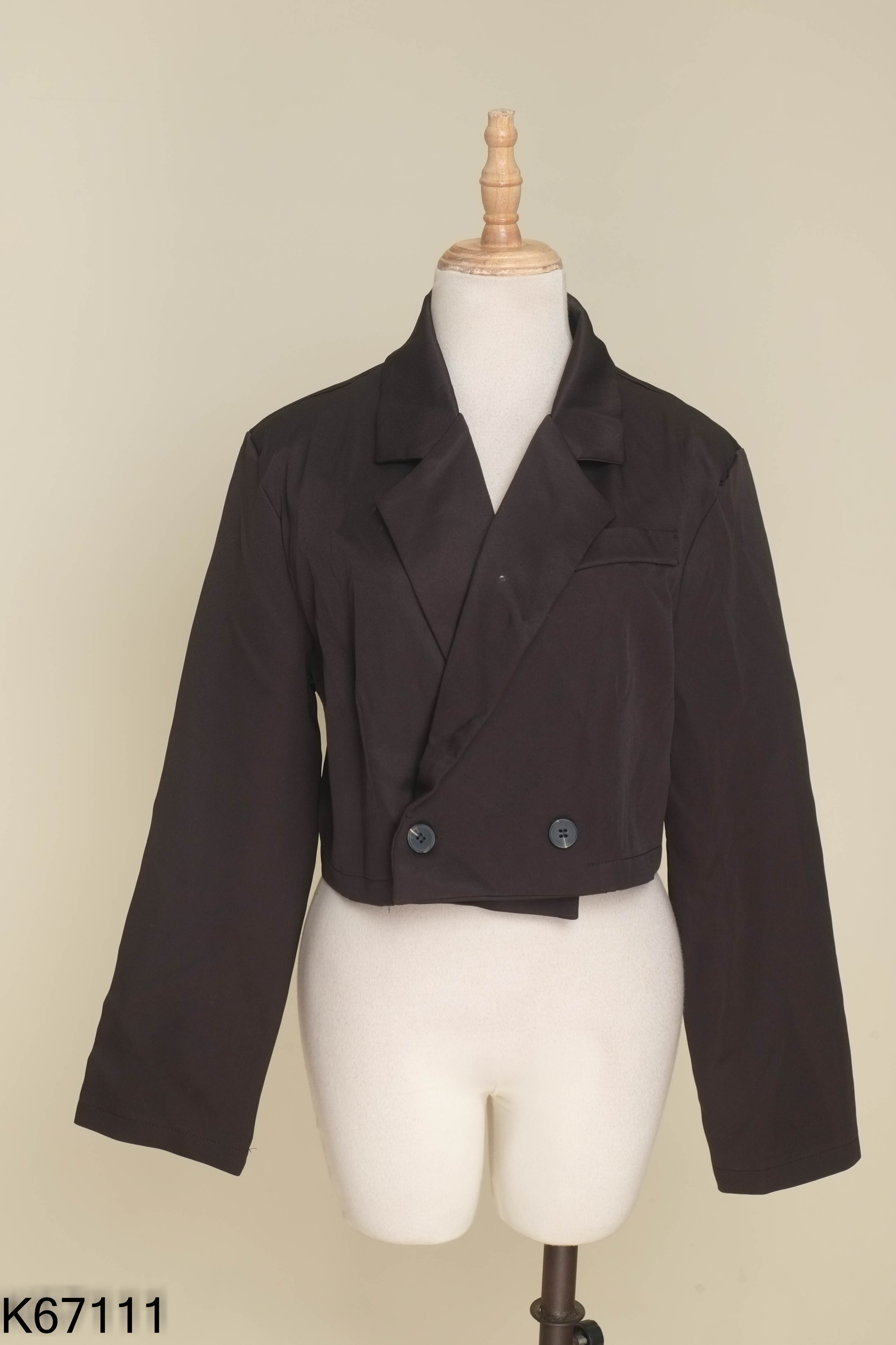 Áo đen cổ vest 2 cúc