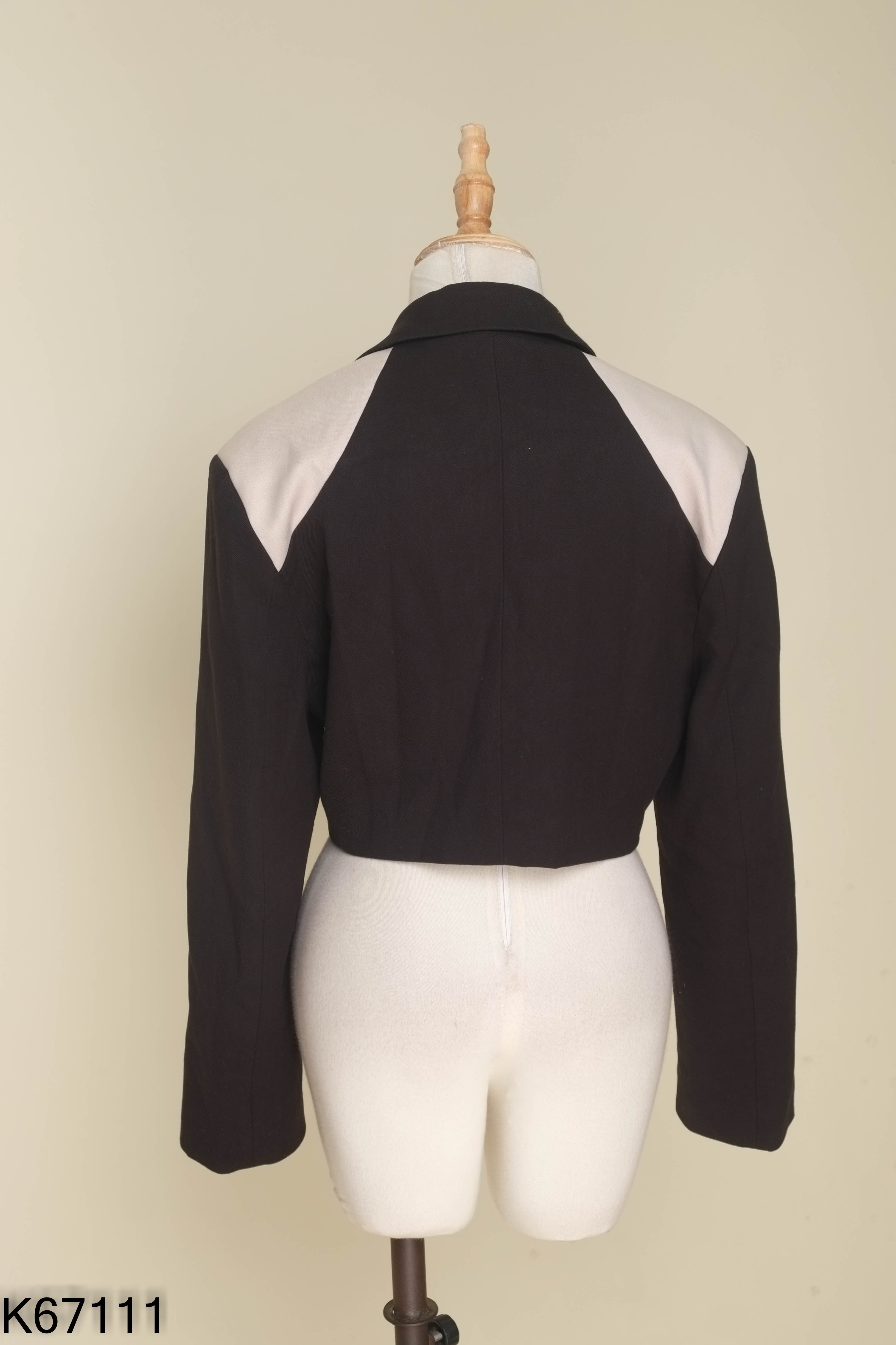 Áo đen cổ vest phối be