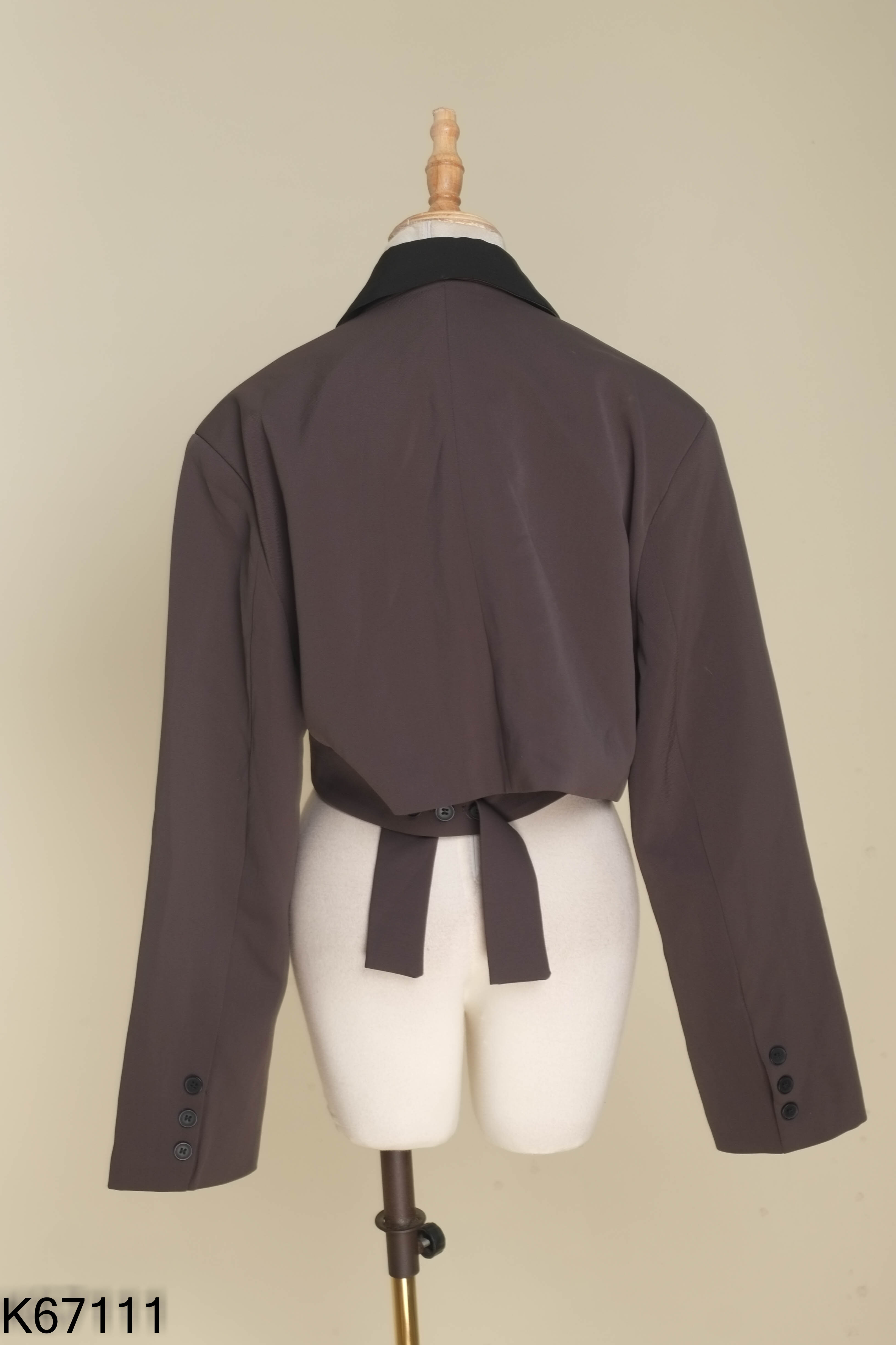 Áo xám cổ vest phối đen