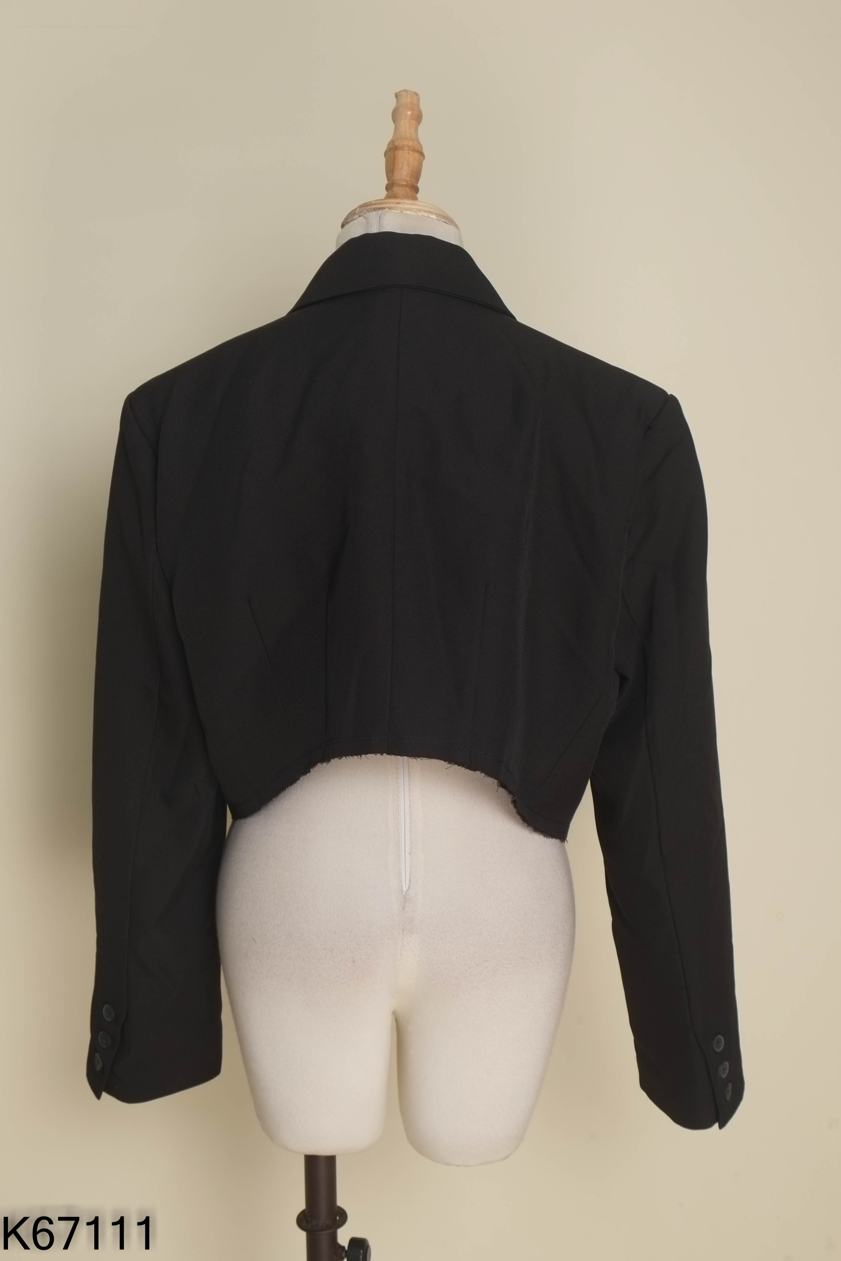 Áo blazer đen dáng ngắn