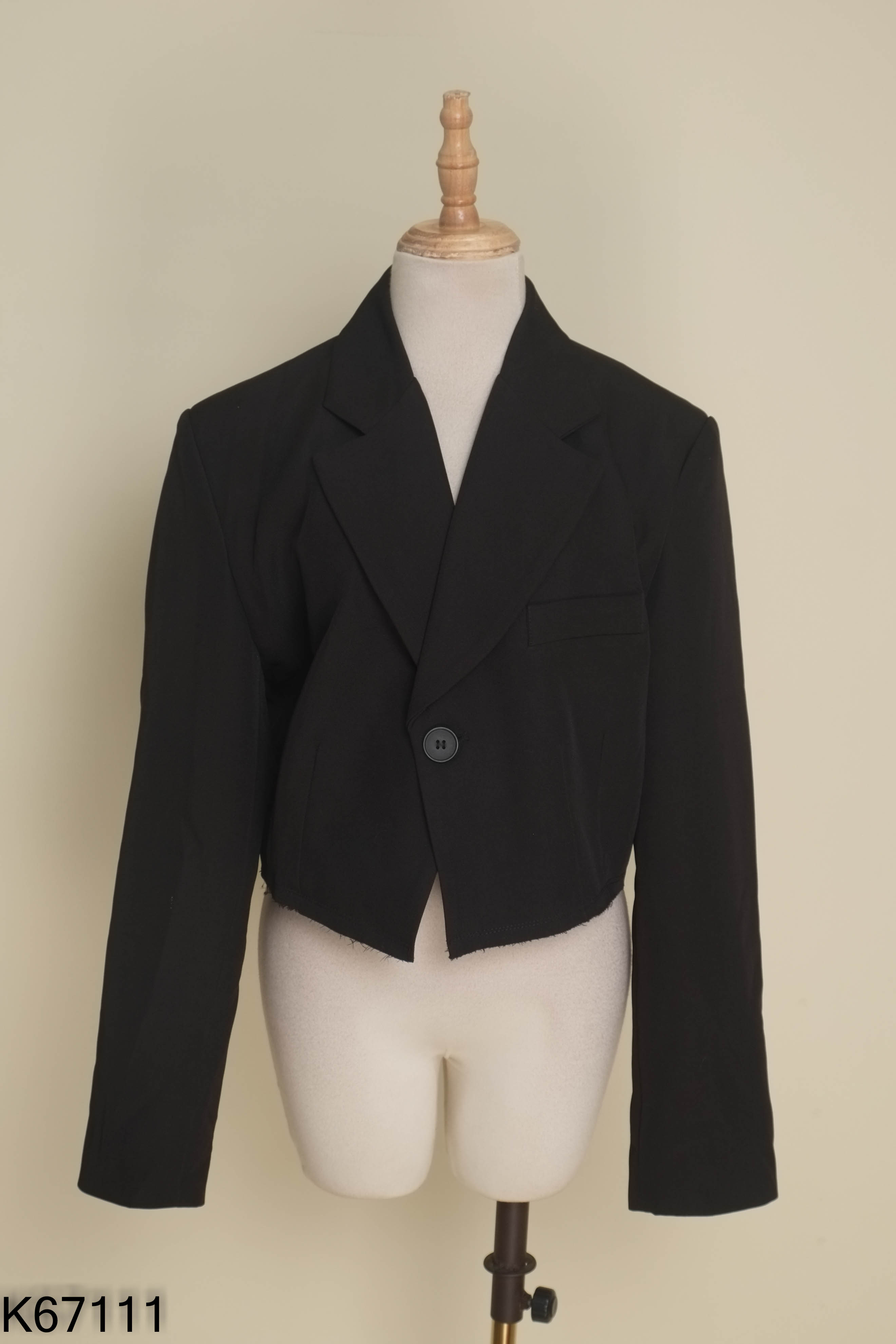 Áo blazer đen dáng ngắn