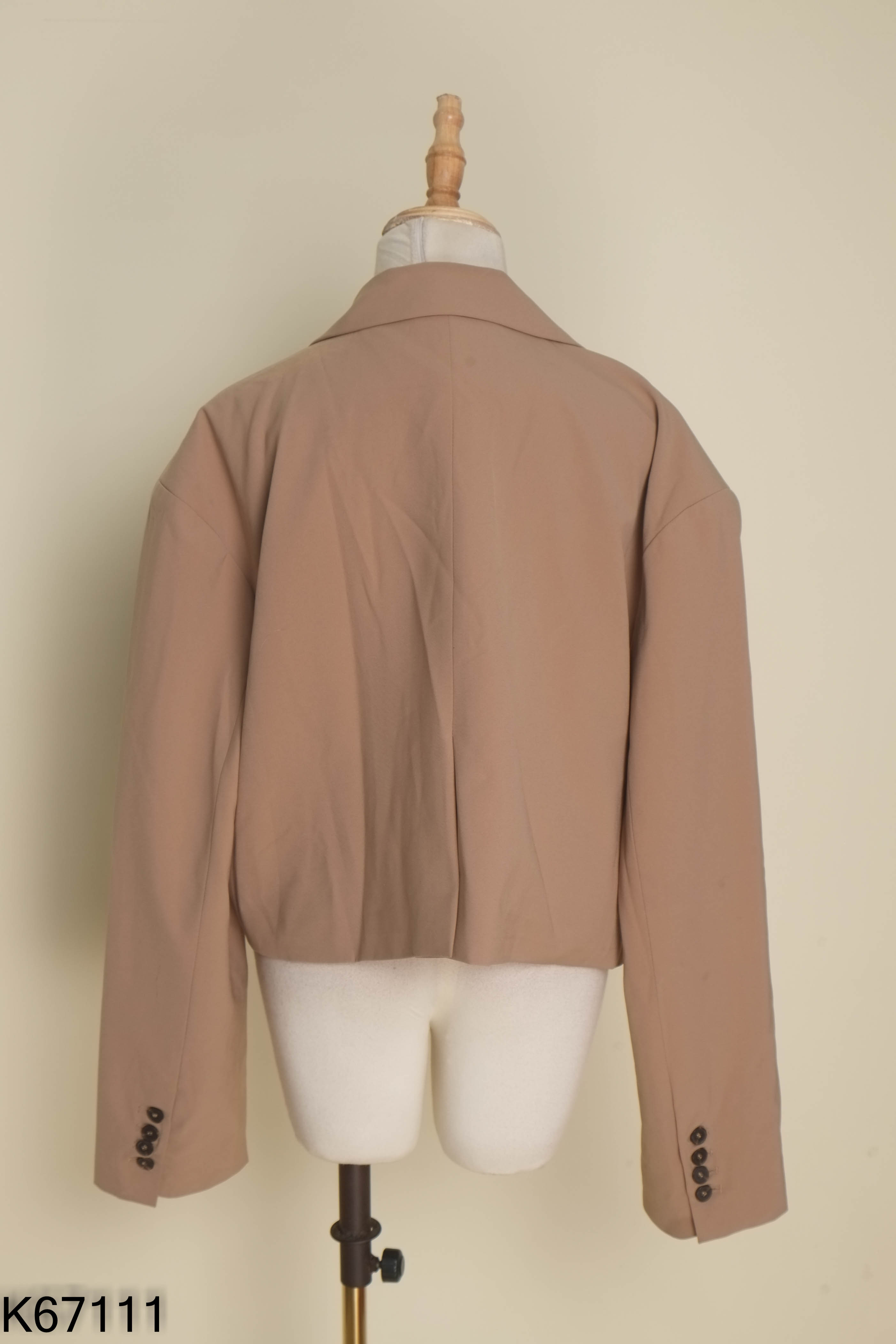 Áo blazer be phối jeans xanh