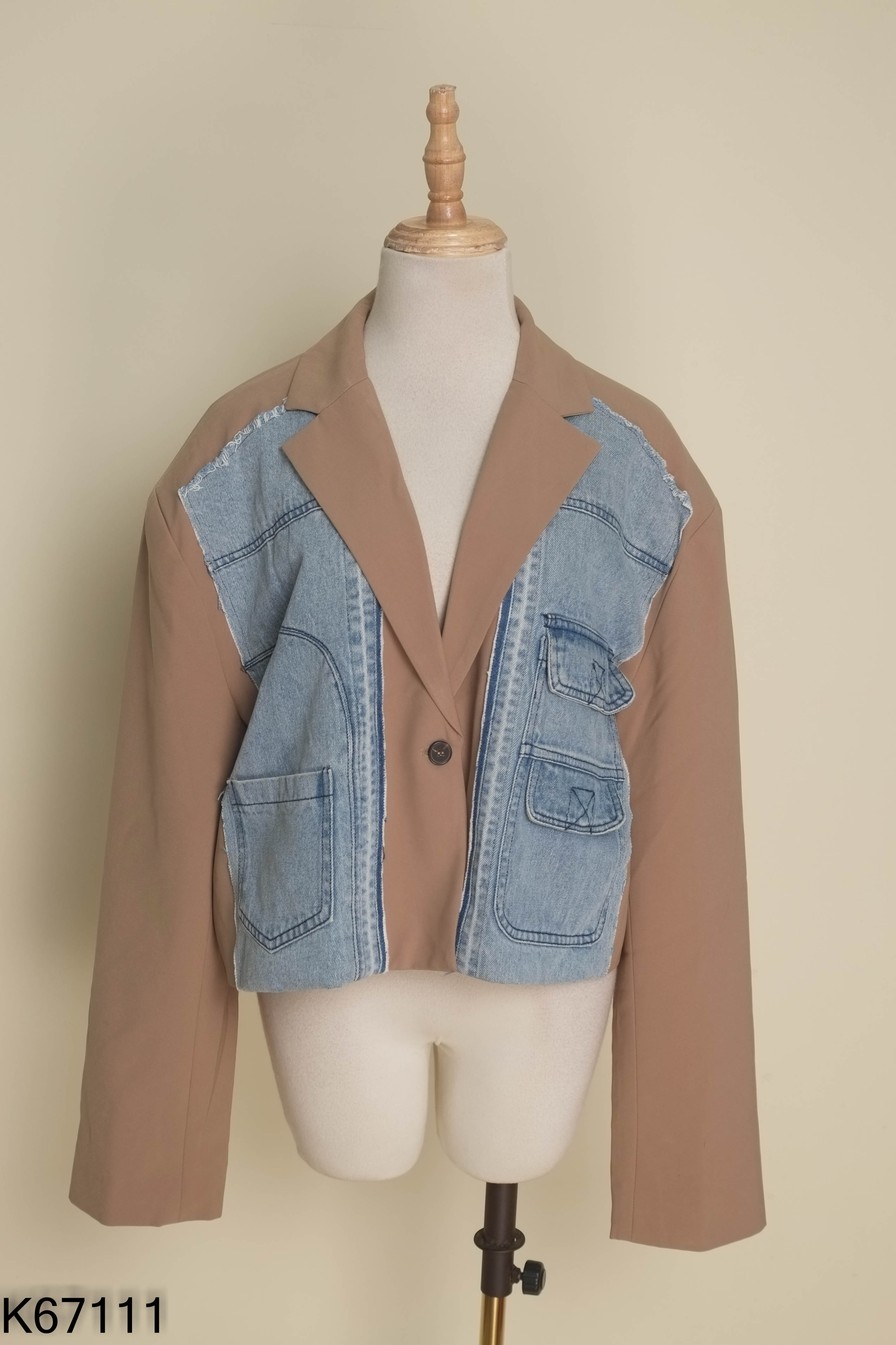 Áo blazer be phối jeans xanh