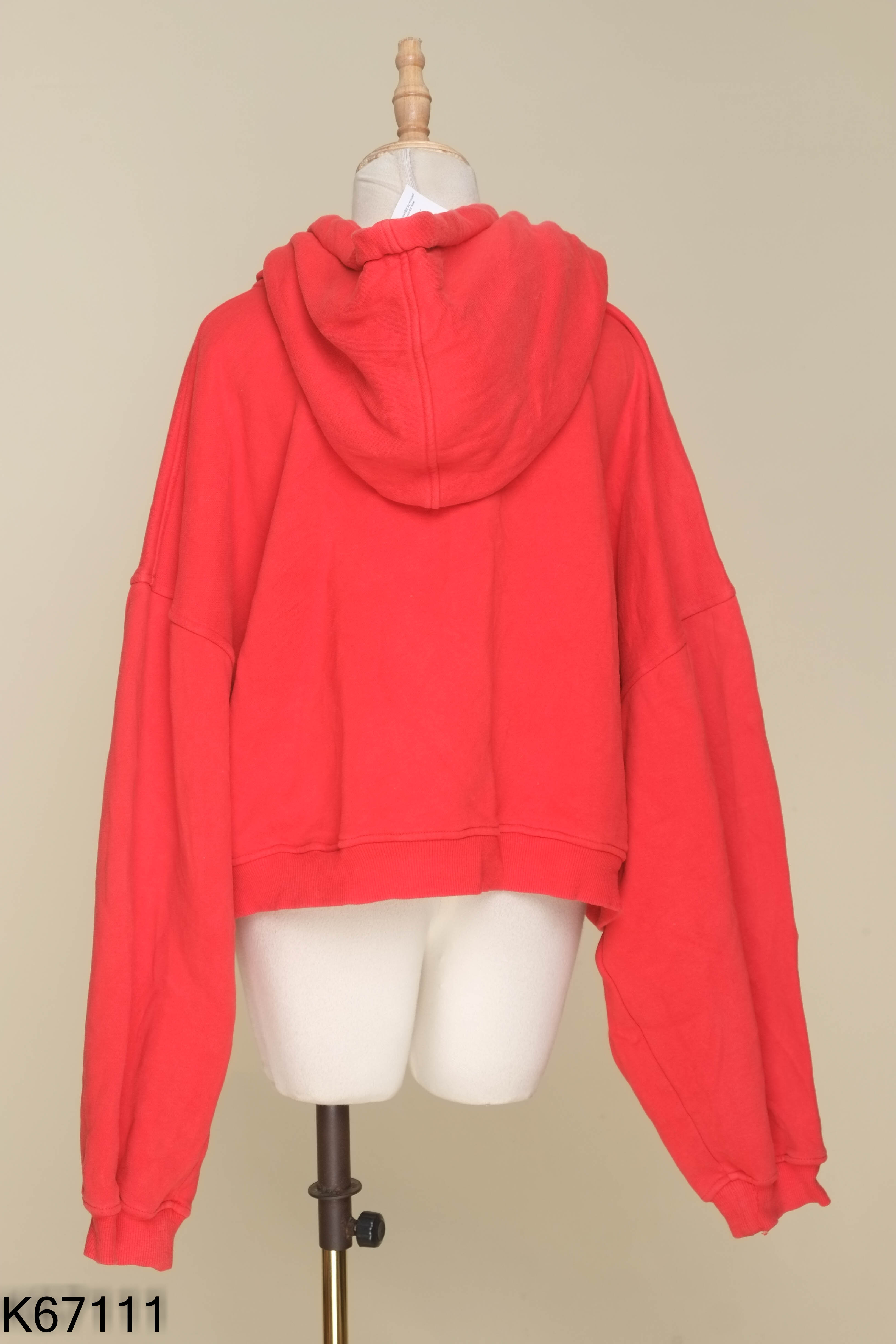 Áo hoodie đỏ in họa tiết chữ tay