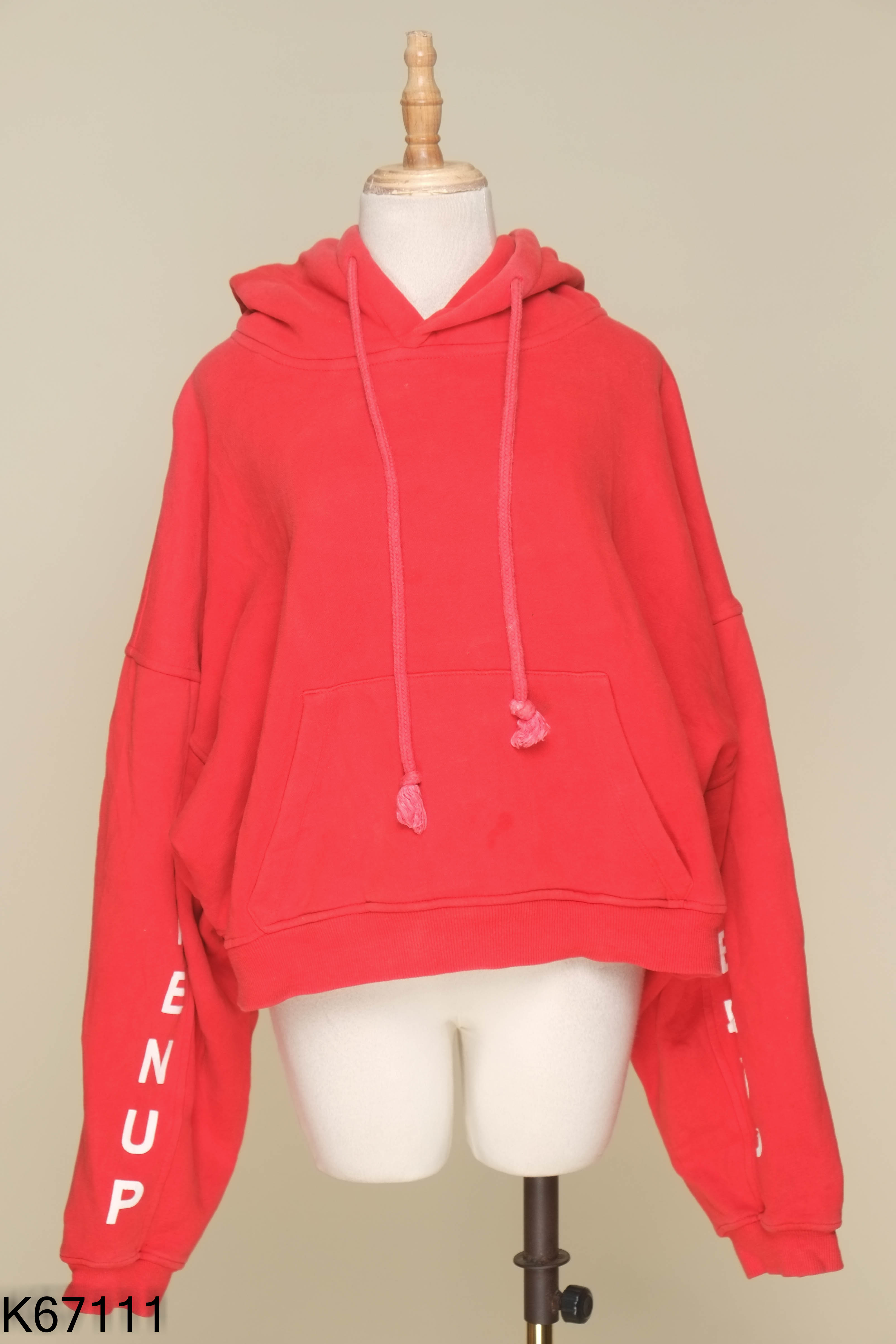 Áo hoodie đỏ in họa tiết chữ tay