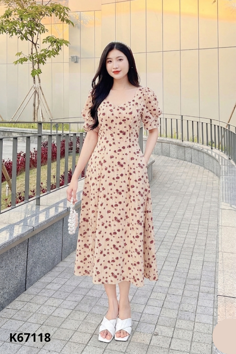 Váy trắng sọc vàng họa tiết hoa