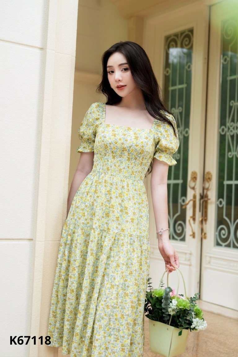 Váy vàng hoa nhí cổ vuông